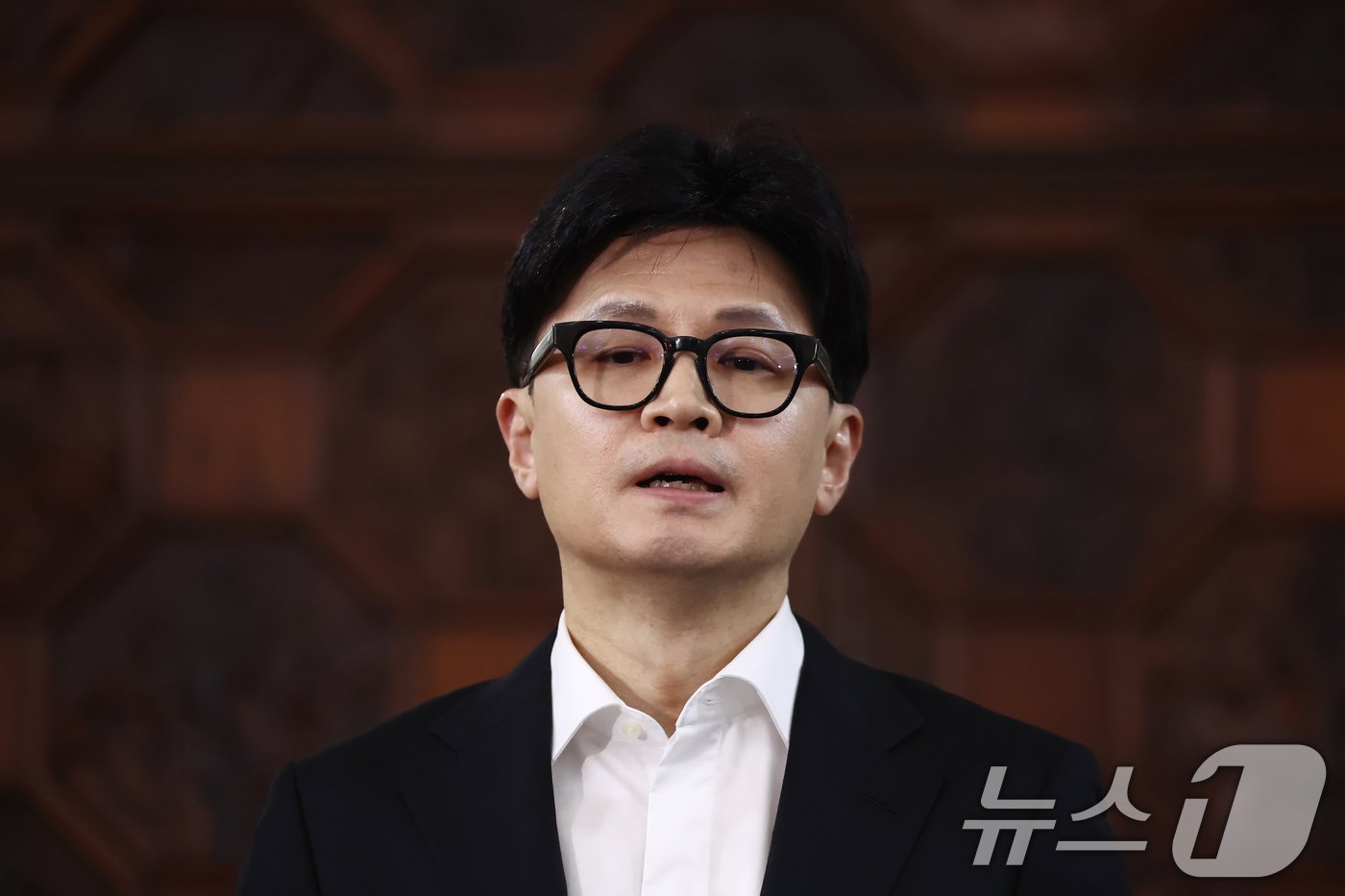 본문 이미지 - 윤석열 대통령 탄핵소추안이 국회 본회의를 통과한 14일 한동훈 국민의힘 대표가 서울 여의도 국회에서 열린 의원총회 도중 나와 입장을 밝히고 있다. 2024.12.14/뉴스1 ⓒ News1 김민지 기자