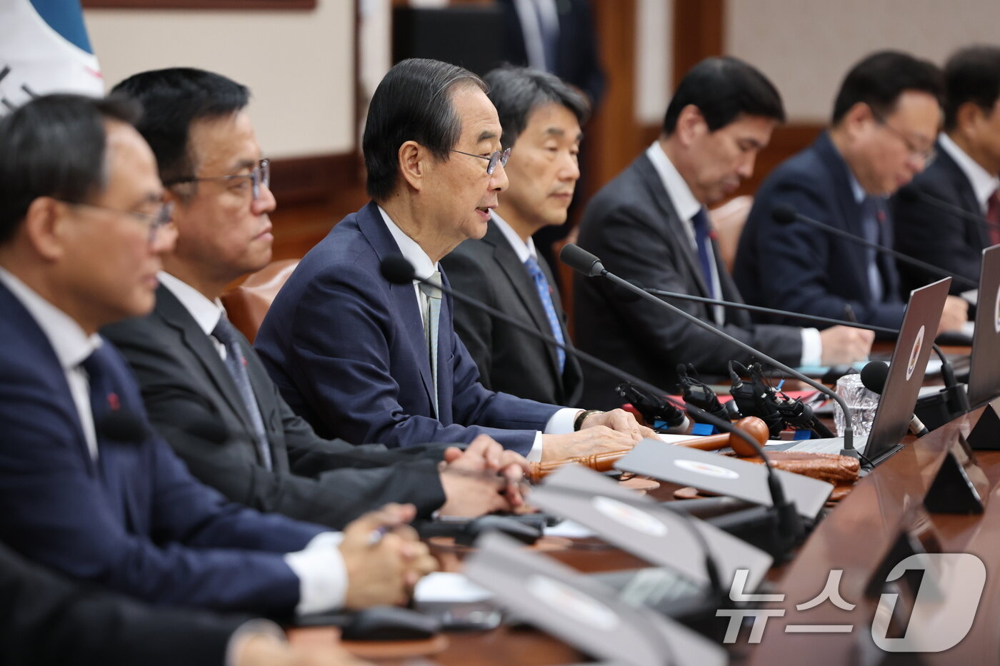 본문 이미지 - 한덕수 대통령 권한대행이 14일 서울 종로구 정부서울청사에서 열린 임시 국무회의에서 모두발언을 하고 있다. 탄핵안 가결로 윤석열 대통령의 직무는 정지되고, 헌법에 따라 한덕수 국무총리가 대통령 권한대행을 맡는다. 2024.12.14/뉴스1 ⓒ News1 허경 기자