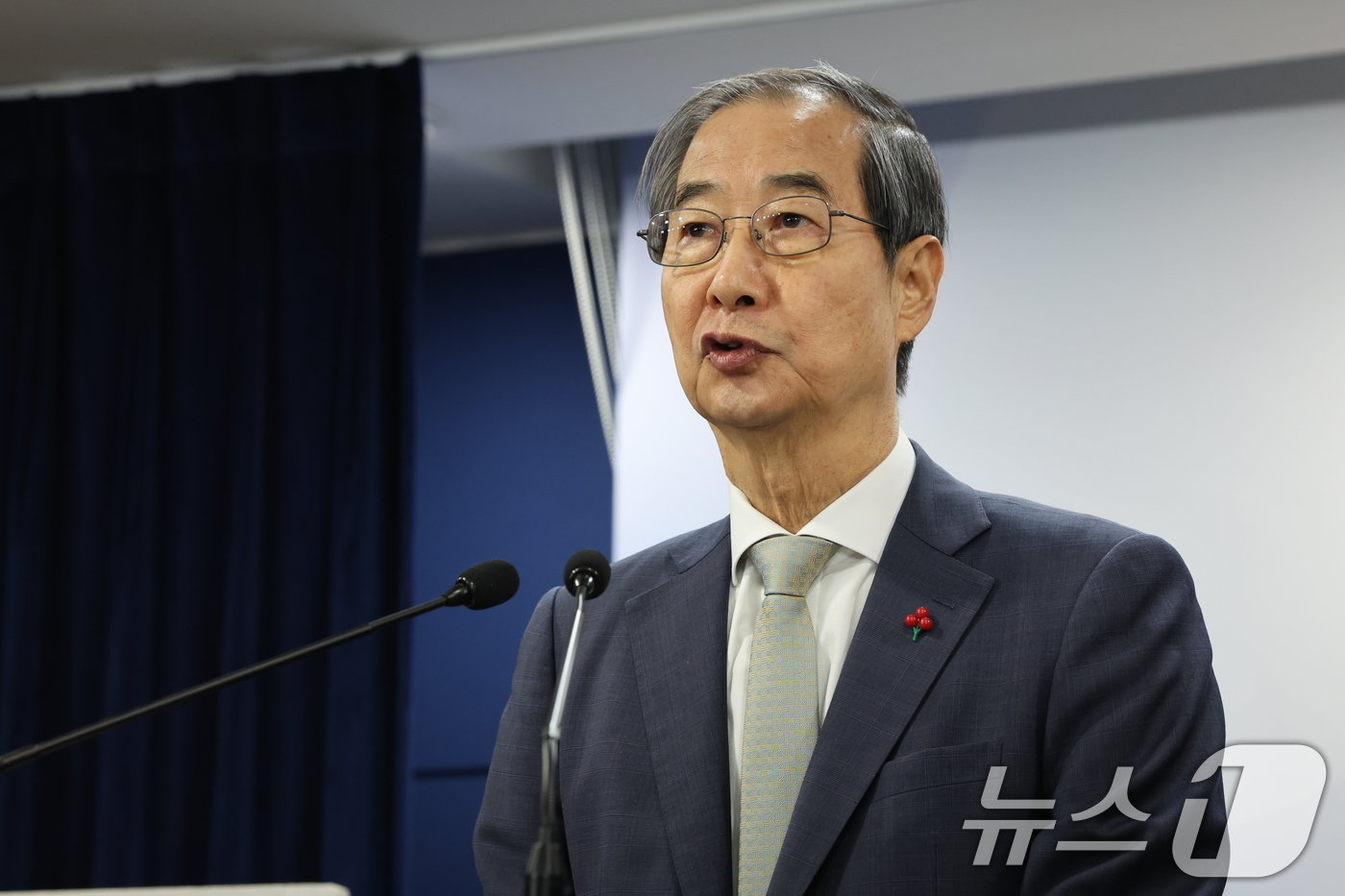 본문 이미지 - 한덕수 대통령 권한대행 겸 국무총리가 14일 서울 종로구 정부서울청사에서 대국민담화를 발표하고 있다. 탄핵안 가결로 윤석열 대통령의 직무는 정지되고, 헌법에 따라 한덕수 국무총리가 대통령 권한대행을 맡는다. 2024.12.14/뉴스1 ⓒ News1 허경 기자