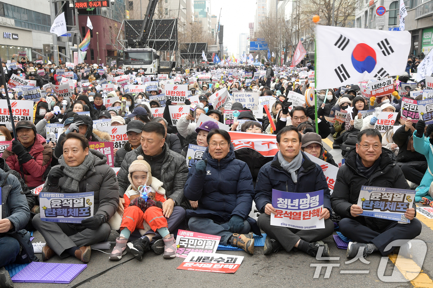 (광주=뉴스1) 박준배 기자 = 강기정 광주시장이 14일 오후 금남로 일원에서 열린 광주시민 총궐기대회에 참석해 시민들과 함께 구호를 외치고 있다.(광주시 제공)2024.12.14 …