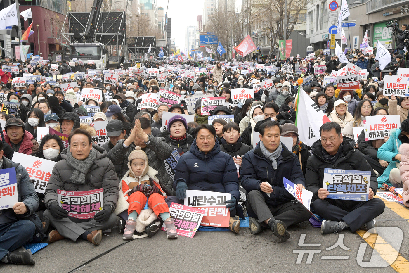 (광주=뉴스1) 박준배 기자 = 강기정 광주시장이 14일 오후 금남로 일원에서 열린 광주시민 총궐기대회에 참석해 시민들과 함께 구호를 외치고 있다.(광주시 제공)2024.12.14 …