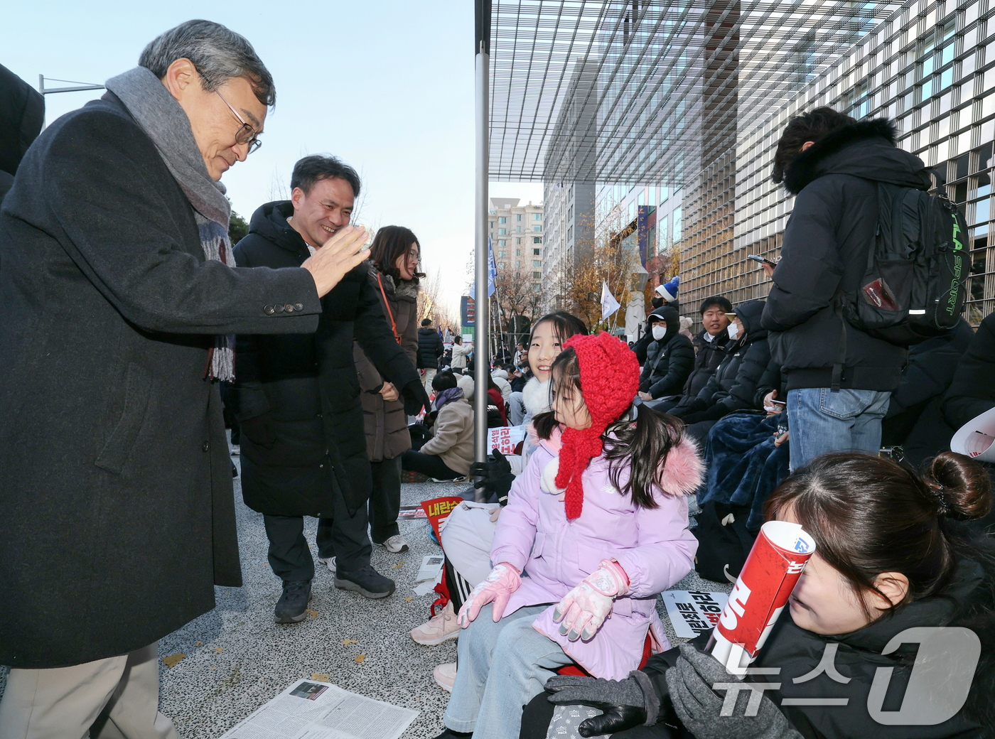 (서울=뉴스1) 민경석 기자 = 정근식 서울시교육감이 14일 오후 서울 영등포구 여의도 집회 현장을 방문해 학생 보호를 강화하기 위한 조치 등을 점검하고 있다.(서울시교육청 제공) …