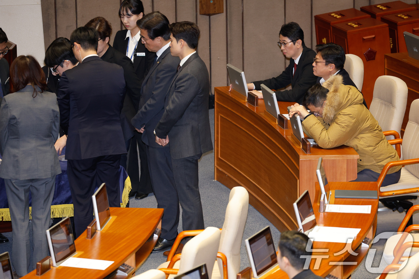 (서울=뉴스1) 안은나 기자 = 14일 오후 서울 여의도 국회에서 열린 제419회국회(임시회) 제4차 본회의에서 감표 위원들이 윤석열 대통령 탄핵소추안 투표함을 열고 있다. 오른쪽 …