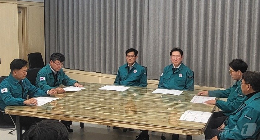 본문 이미지 - 원강수 강원 원주시장&#40;중간 오른쪽&#41;과 조용기 원주시의회 의장&#40;중간 왼쪽&#41;을 비롯한 시와 시의회 관계자들이 지난 9일 오후 4시 원주시청 시장 집무실에서 지역사회 안정을 위한 회동에 나선 모습. 2024.12.9/뉴스1 신관호 기자