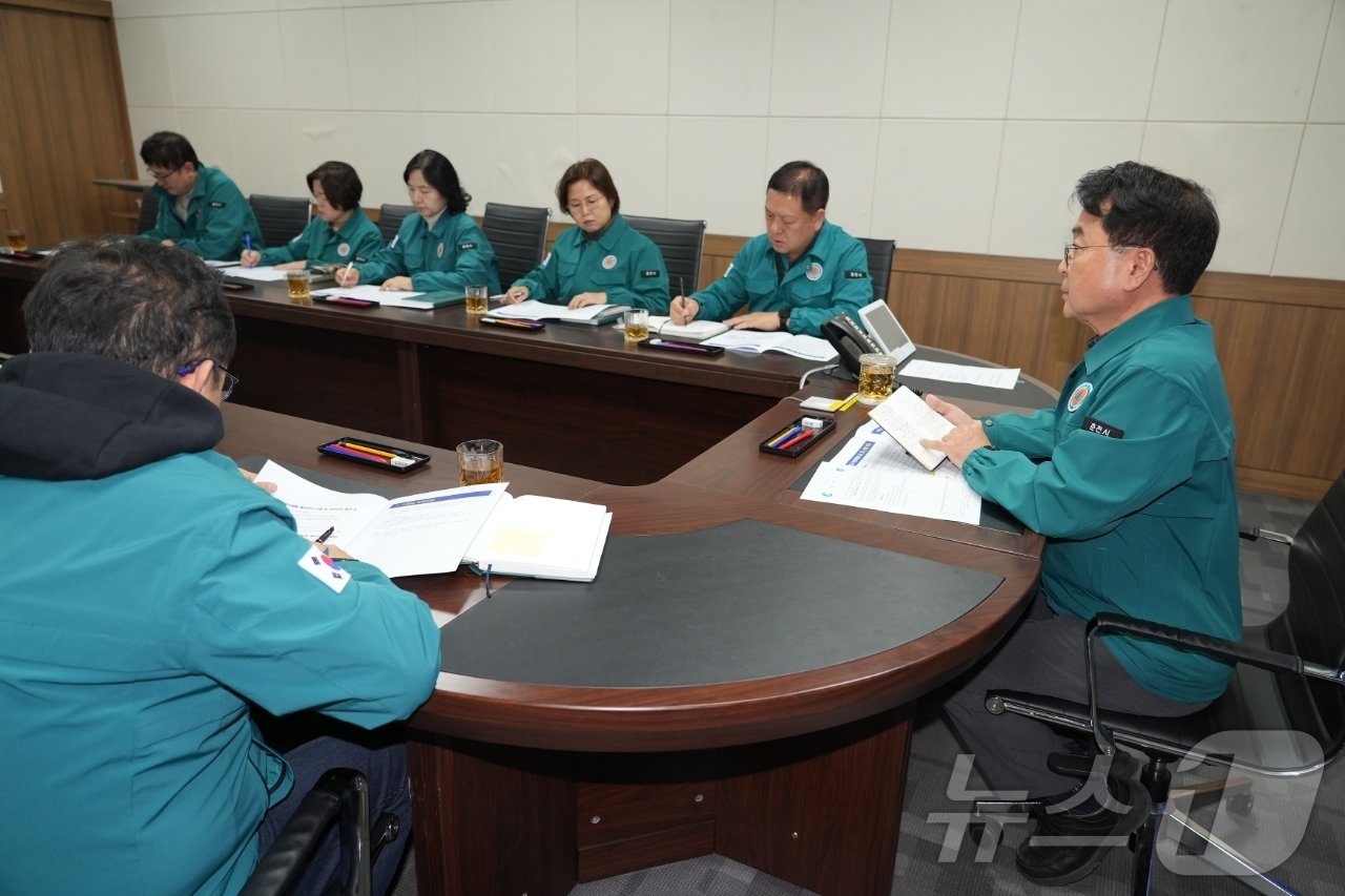 육동한 강원 춘천시장&#40;오른쪽&#41;이 14일 시청에서 국회의 대통령 탄핵소추안 가결과 관련한 비상대책회의를 열었다. &#40;춘천시 제공&#41; 2024.12.14/뉴스1