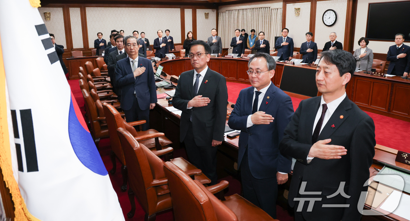 (서울=뉴스1) 허경 기자 = 한덕수 대통령 권한대행 겸 국무총리가 14일 서울 종로구 정부서울청사에서 열린 임시 국무회의에서 국무위원들과 함께 국민의례를 하고 있다. 탄핵안 가결 …