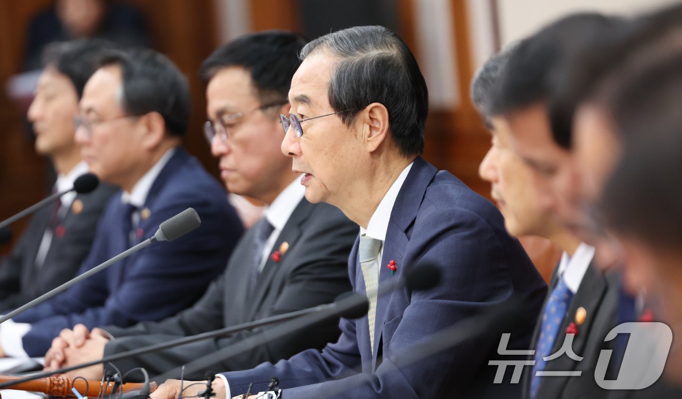 한덕수 대통령 권한대행 겸 국무총리가 14일 서울 종로구 정부서울청사에서 열린 임시 국무회의에서 모두발언을 하고 있다. 탄핵안 가결로 윤석열 대통령의 직무는 정지되고, 헌법에 따라 한덕수 국무총리가 대통령 권한대행을 맡는다. 2024.12.14/뉴스1 ⓒ News1 허경 기자