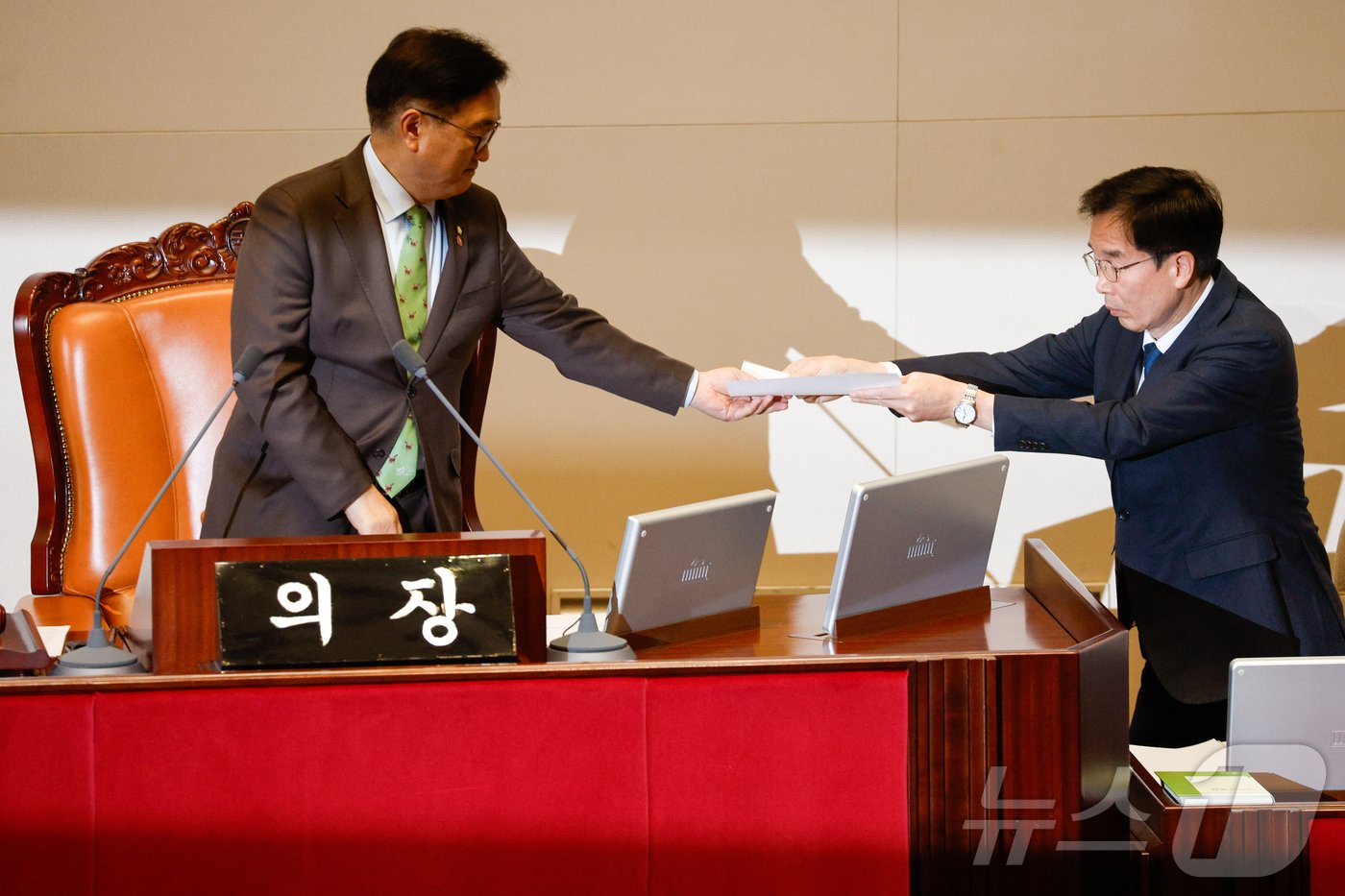 본문 이미지 - 우원식 국회의장이 14일 오후 서울 여의도 국회에서 열린 제419회국회&#40;임시회&#41; 제4차 본회의에서 정명호 의사국장으로부터 윤석열 대통령 탄핵소추안 표결 결과지를 받고 있다. 12·3 비상계엄 사태 열하루 만인 이날 윤 대통령 탄핵소추안은 재석 300명 중 찬성 204명, 반대 85명, 기권 3명, 무효 8명으로 통과됐다. 2024.12.14/뉴스1 ⓒ News1 안은나 기자