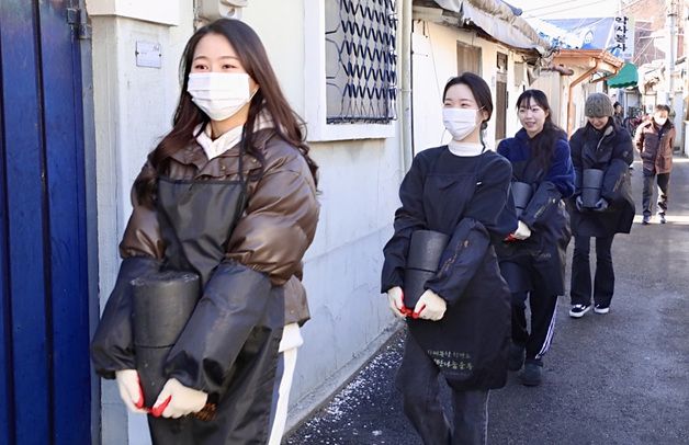 제주항공, 연말 맞아 연탄나눔 봉사…1만2000장 전달