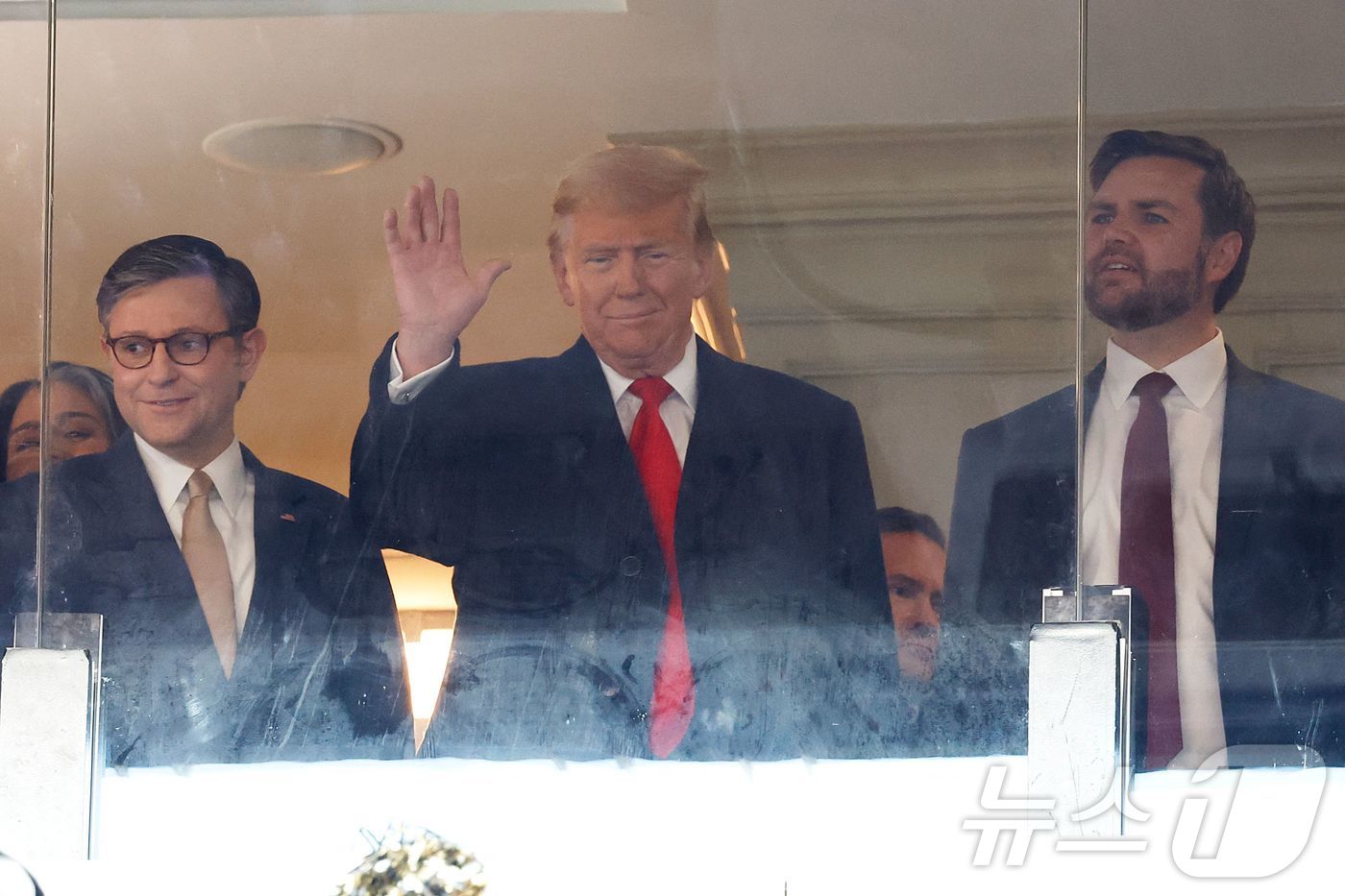 (랜도버 AFP=뉴스1) 우동명 기자 = 도널드 트럼프 미국 대통령 당선인이 14일(현지시간) 매릴랜드주 랜도버에서 열린 육군-해군 풋볼 경기를 JD밴스 부통령 당선인, 마이크 존 …