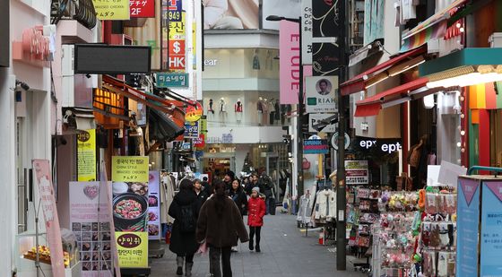 소비심리 위축... 한산한 명동거리