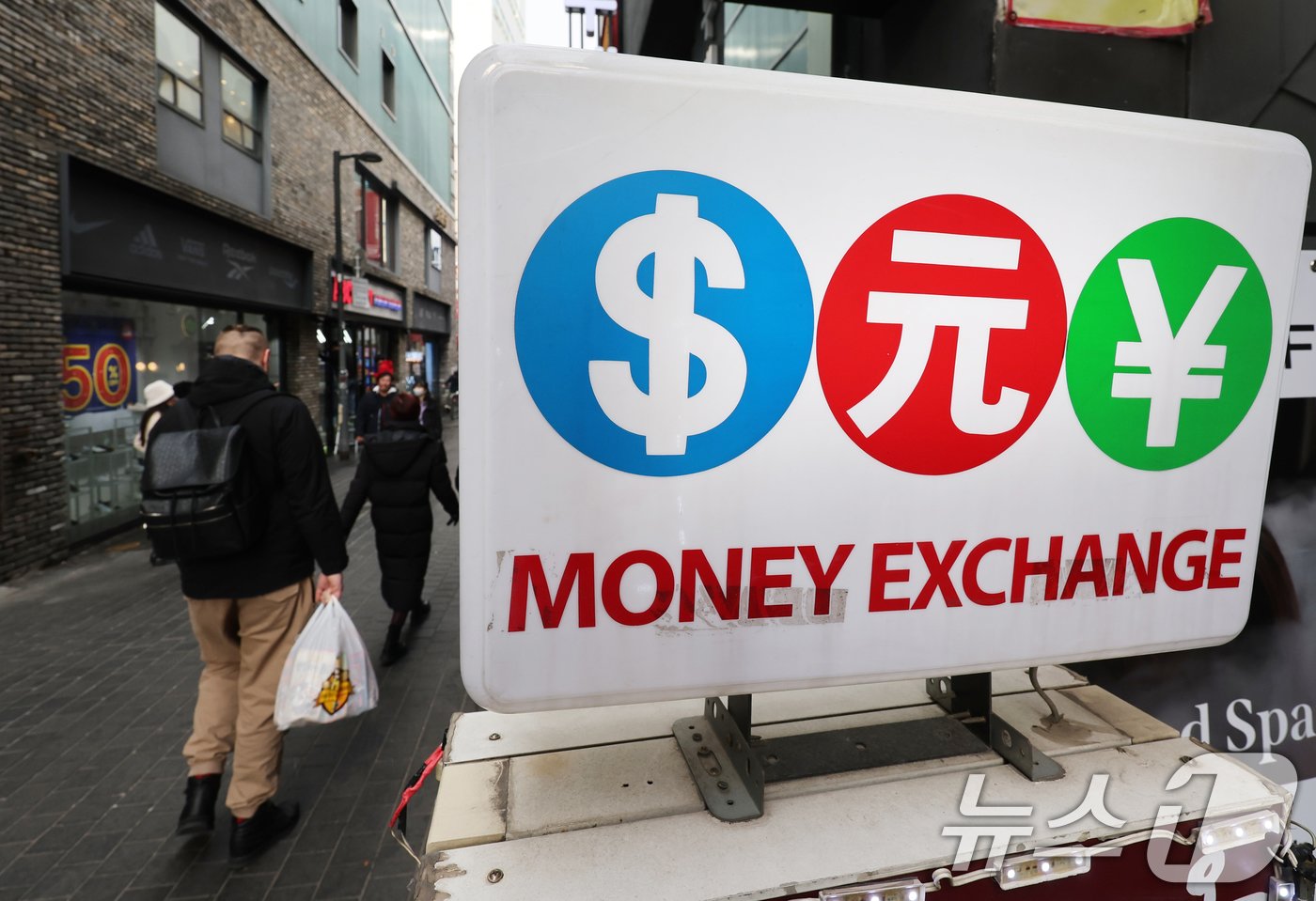 본문 이미지 - 12·3 비상계엄 사태이후 소비심리가 극도로 위축된 연말이 지속되고 있다. 15일 서울 중구 명동 거리의 환전소 모습. 통계청이 공개한 올해 3분기 소매판매액지수는 100.6&#40;2020년=100&#41;으로 작년 3분기보다 1.9% 감소한 것으로 나타났다. 2022년 2분기&#40;-0.2%&#41; 이래 10개 분기째 감소세를 이어간 것으로 이는 1995년 관련 통계 작성 이래 최장 기록이기도 하다. 2024.12.15/뉴스1 ⓒ News1 송원영 기자