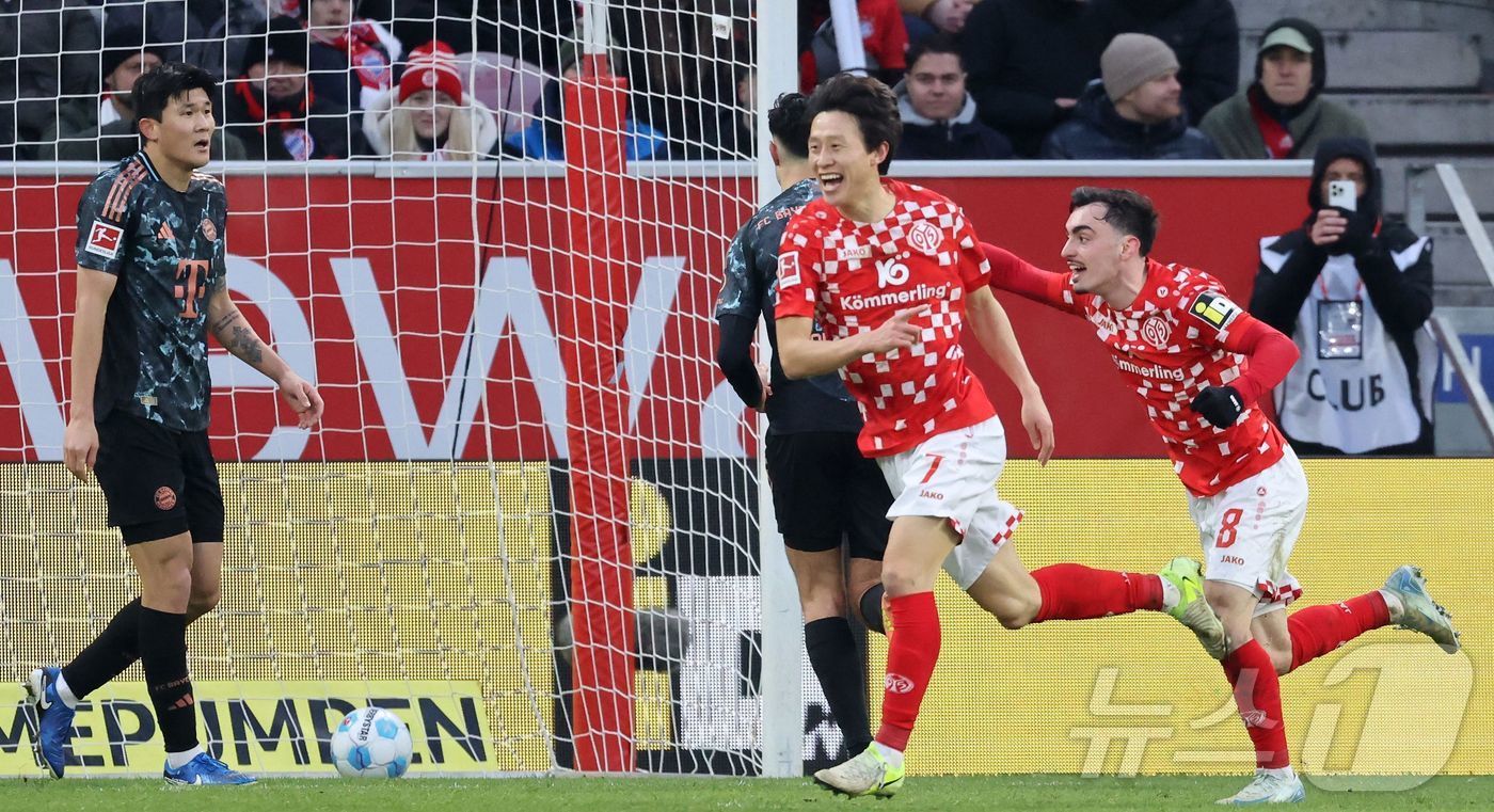 본문 이미지 - 이재성(오른쪽에서 두 번째)이 15일(한국시간) 열린 2024-25 독일 분데스리가 14라운드 바이에른 뮌헨전에서 2골을 넣어 마인츠의 2-1 승리를 이끌었다. ⓒ AFP=뉴스1