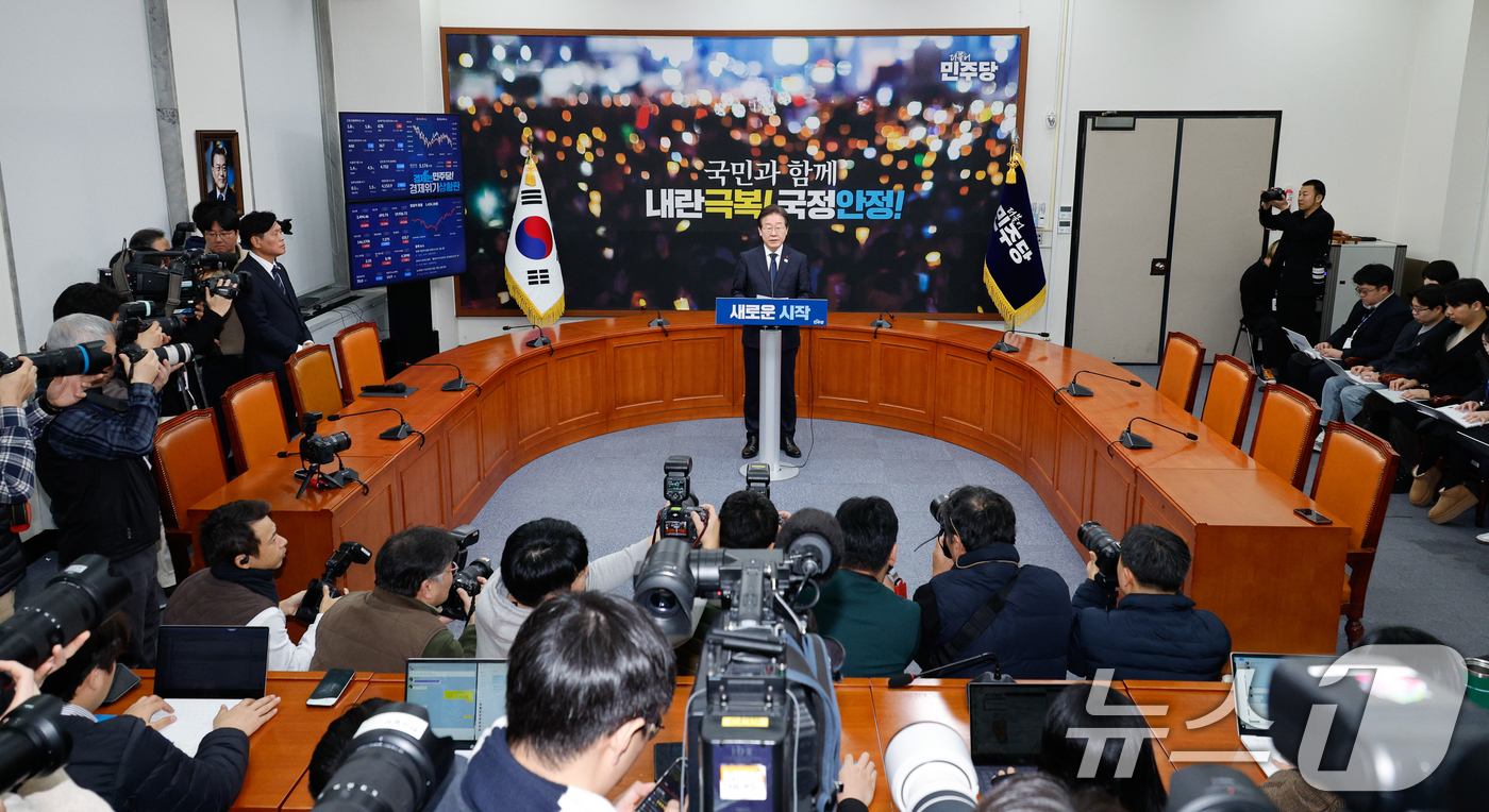 (서울=뉴스1) 안은나 기자 = 이재명 더불어민주당 대표가 15일 서울 여의도 국회에서 윤석열 대통령 탄핵 가결과 관련, 국정안전협의체 구성 등을 제안하며 기자회견을 하고 있다. …