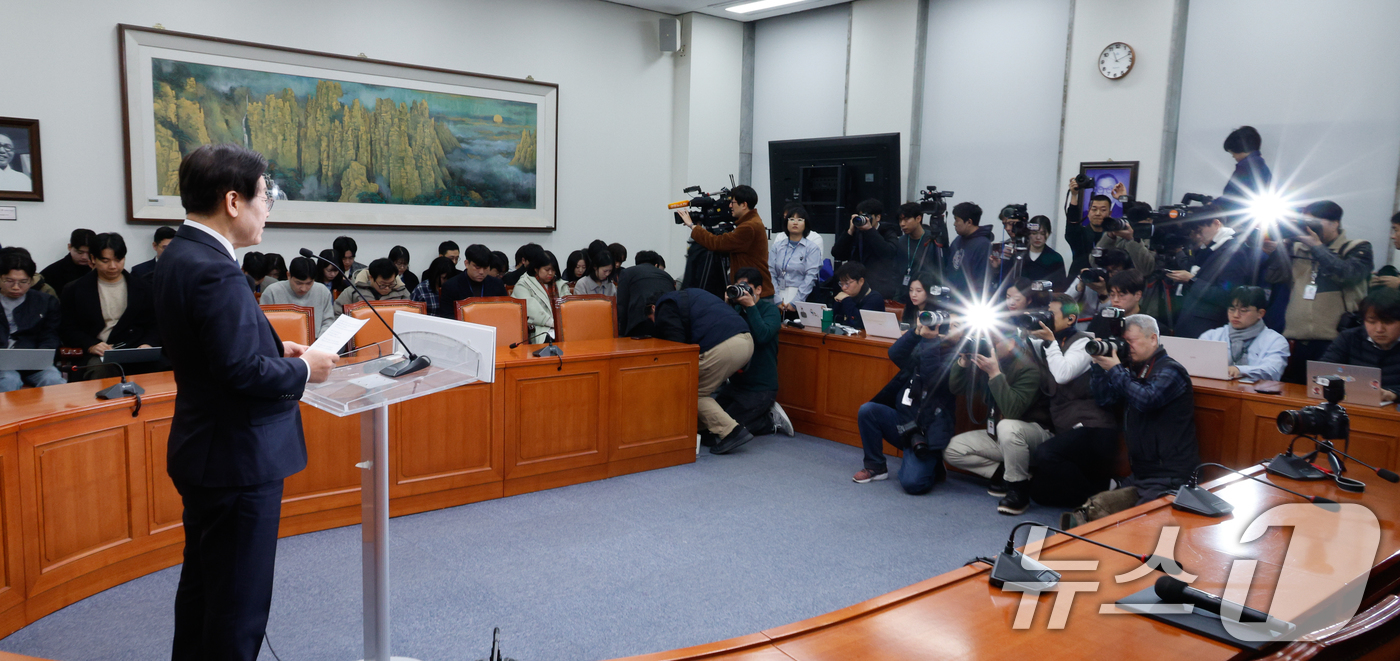 (서울=뉴스1) 안은나 기자 = 이재명 더불어민주당 대표가 15일 서울 여의도 국회에서 윤석열 대통령 탄핵 가결과 관련, 국정안전협의체 구성 등을 제안하며 기자회견을 하고 있다. …