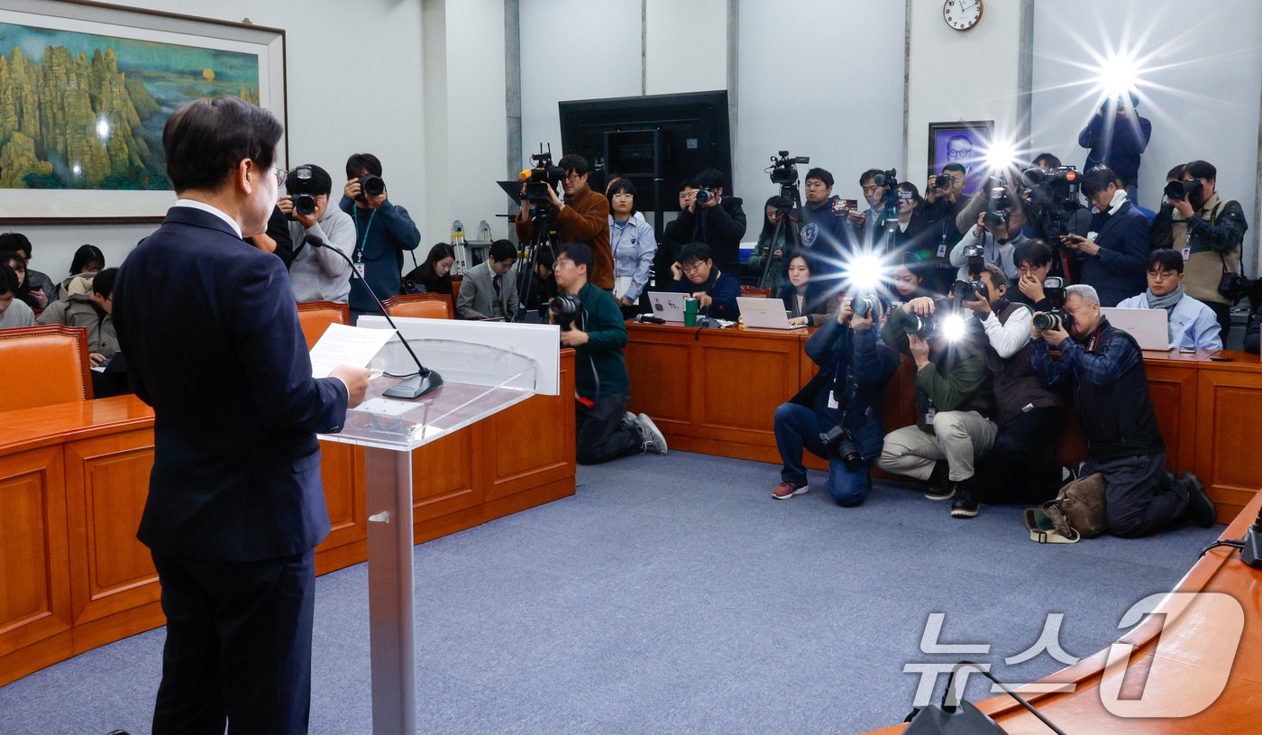 이재명 더불어민주당 대표가 15일 서울 여의도 국회에서 윤석열 대통령 탄핵 가결과 관련, 국정안전협의체 구성 등을 제안하며 기자회견을 하고 있다. 2024.12.15/뉴스1 ⓒ News1 안은나 기자