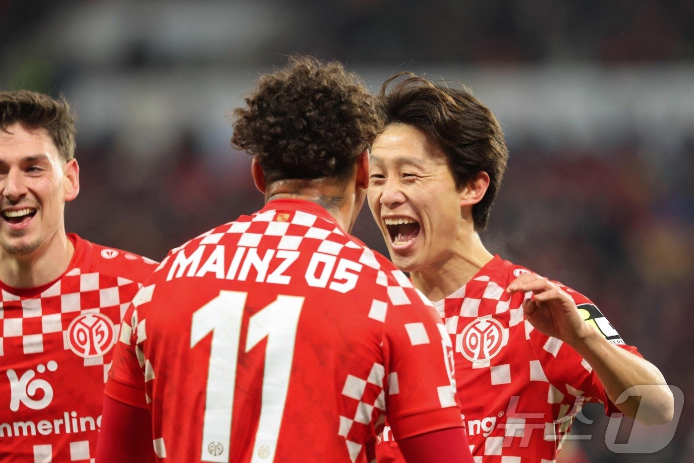 본문 이미지 - 이재성(오른쪽)이 15일(한국시간) 열린 2024-25 독일 분데스리가 14라운드 바이에른 뮌헨전에서 2골을 넣어 마인츠의 2-1 승리를 이끌었다. ⓒ AFP=뉴스1
