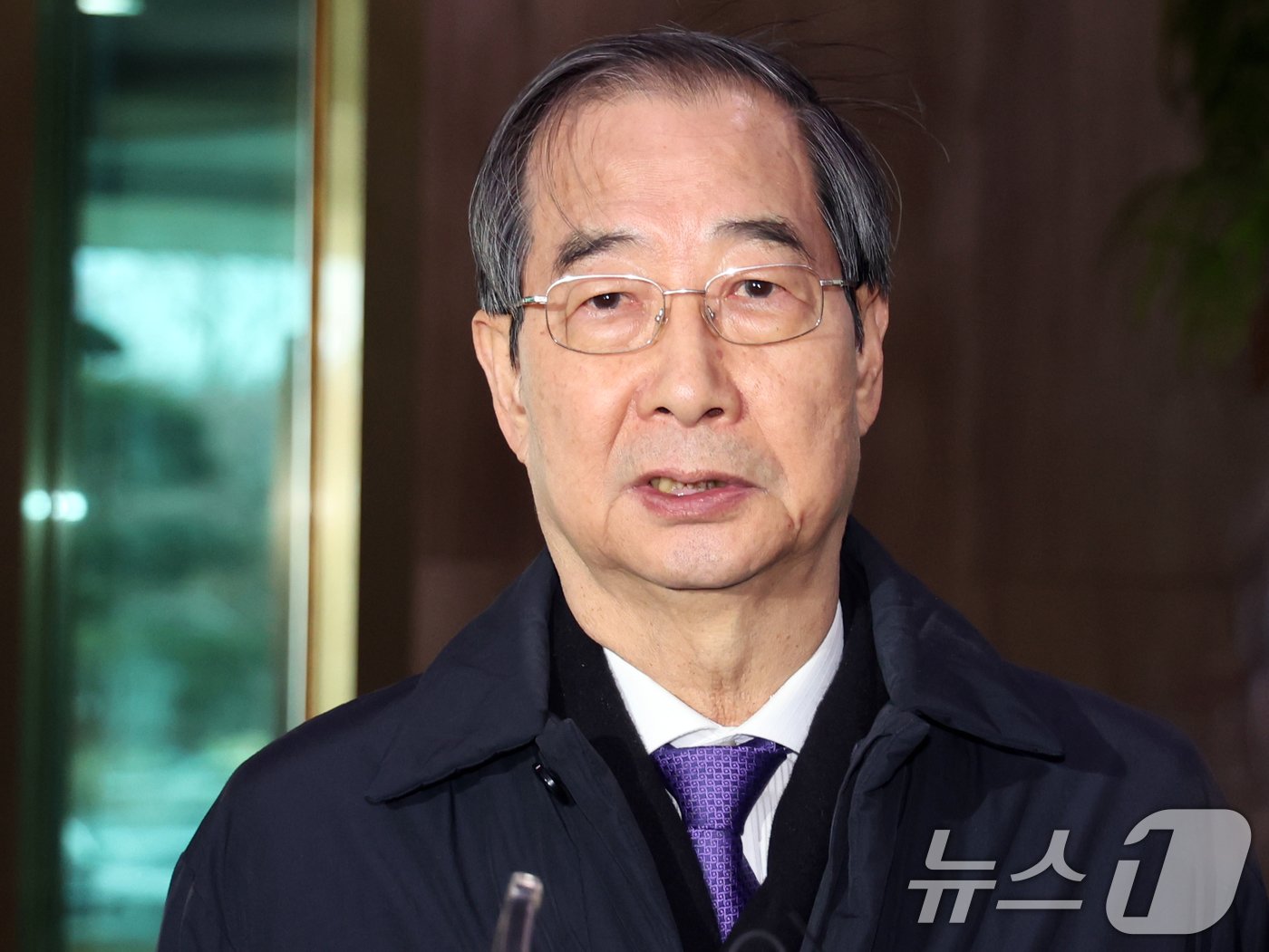 본문 이미지 - 한덕수 대통령 권한대행 겸 국무총리가 15일 오전 서울 종로구 정부서울청사에서 정진석 대통령 비서실장을 만나 업무조정 협의 후 청사를 나서며 취재진 질문에 답하고 있다. 2024.12.15/뉴스1 ⓒ News1 황기선 기자