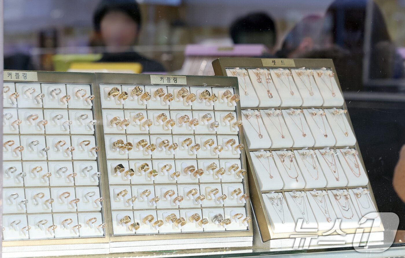본문 이미지 - 서울 종로구의 한 귀금속 도매상가./뉴스1 ⓒ News1 이동해 기자
