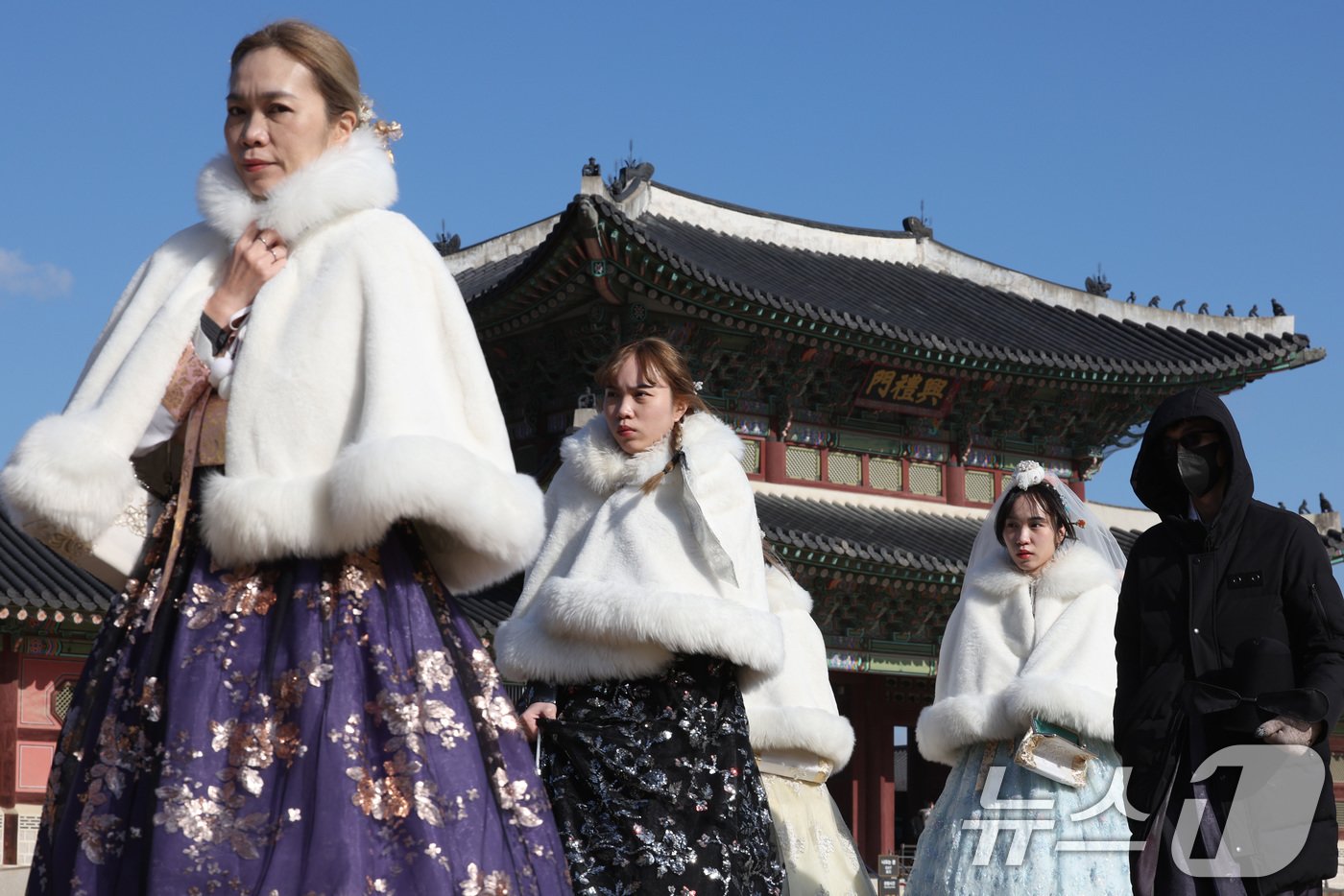 15일 오후 서울 경복궁에서 외국인 관광객들이 두꺼운 옷을 입고 추억을 남기고 있다. 기상청은 내일부터는 서울의 아침 최저 기온이 영하 4도까지 떨어질 것으로 예보했다. 2024.12.15/뉴스1 ⓒ News1 신웅수 기자