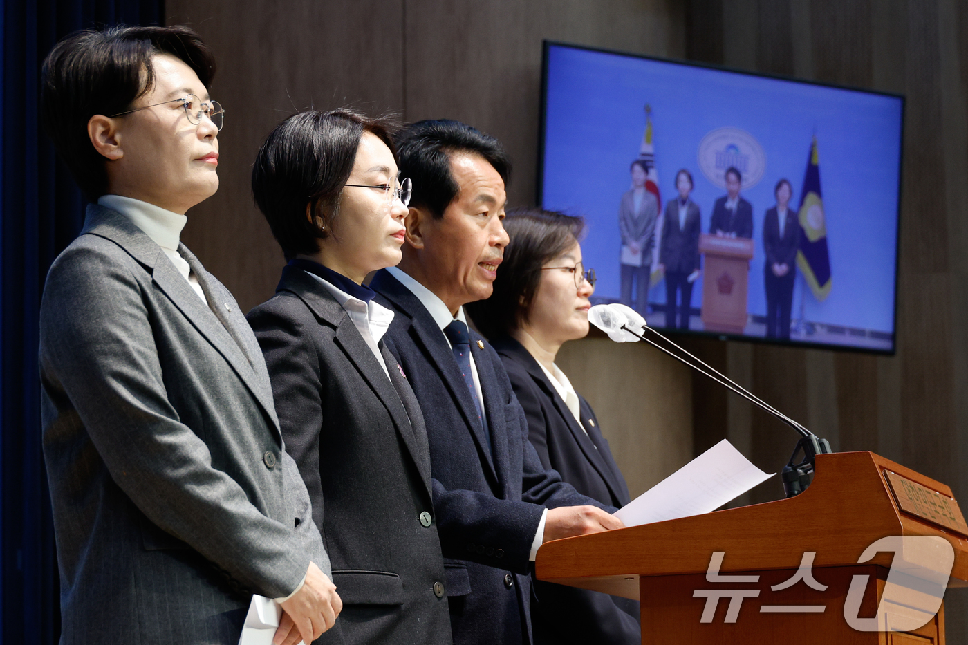 (서울=뉴스1) 안은나 기자 = 진보당 전종덕 의원(왼쪽부터), 김재연 상임대표, 윤종오 원내대표, 정혜경 의원이 15일 서울 여의도 국회 소통관에서 윤석열 대통령 탄핵 가결 이후 …