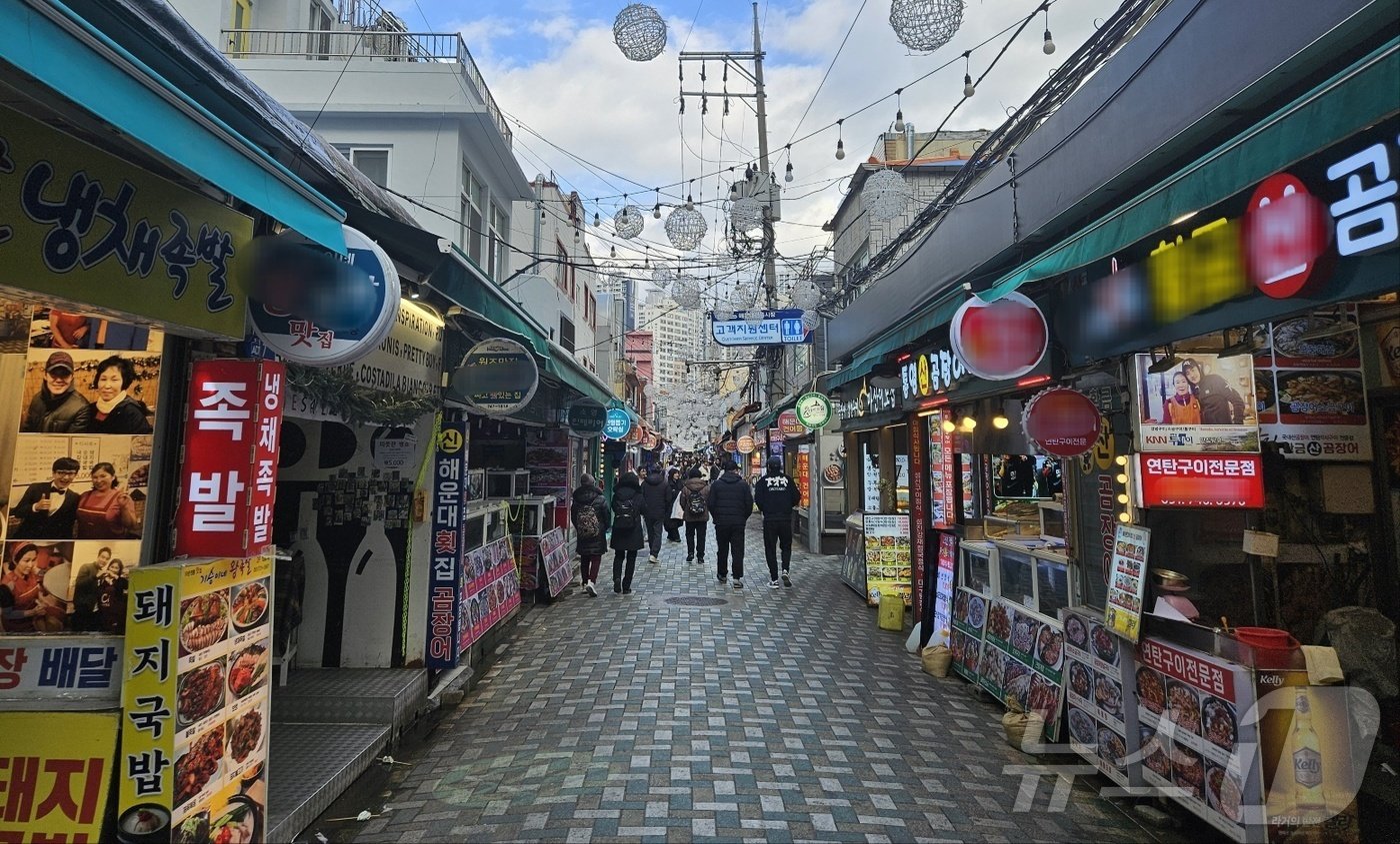 본문 이미지 -  15일 낮 부산 해운대구 해운대시장이 비교적 한산한 모습이다.2024.12.15/ 뉴스1 ⓒ News1 조아서 기자