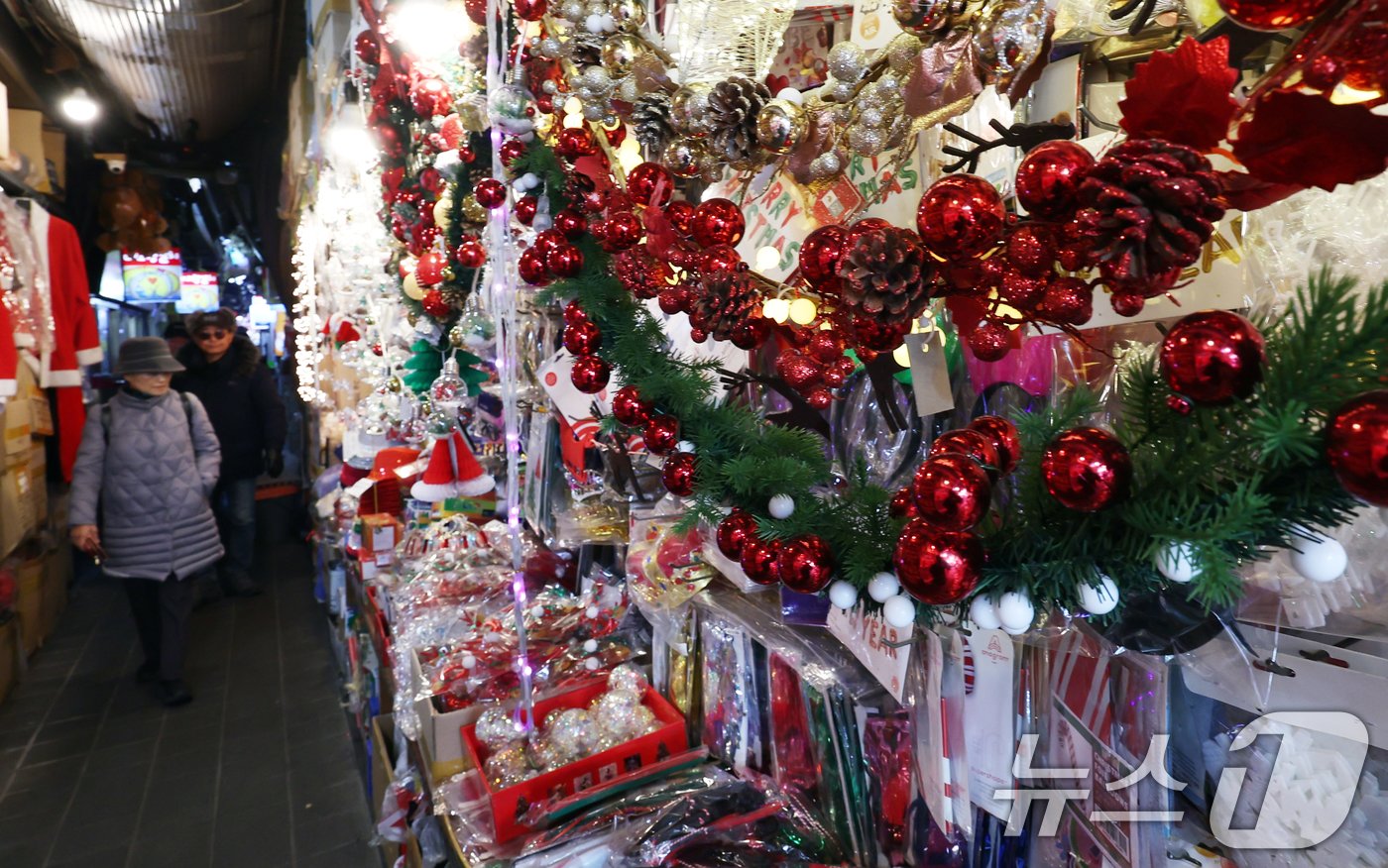 본문 이미지 - 14일 서울 중구 남대문시장에서 시민들이 크리스마스를 앞두고 장식품들을 살펴보고 있다. 2024.12.15/뉴스1 ⓒ News1 김명섭 기자