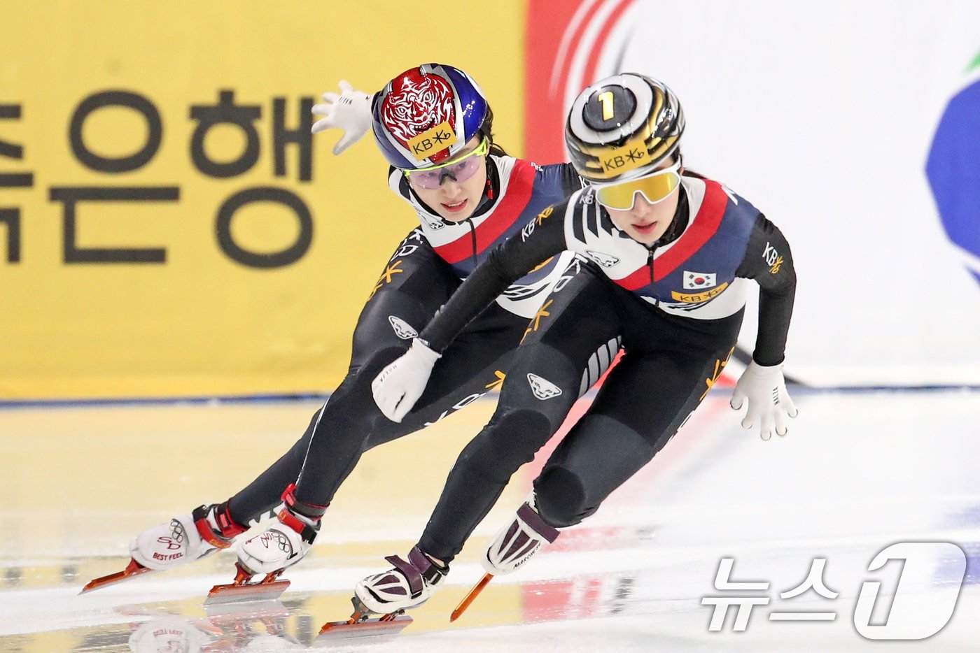 본문 이미지 - 15일 서울 양천구 목동 아이스링크에서 열린 &#39;KB금융-ISU 쇼트트랙 월드투어 서울 대회&#39; 혼성 계주 결승전에서 최민정이 다음 주자인 김길리를 바라보고 있다. 2024.12.15/뉴스1 ⓒ News1 이승배 기자