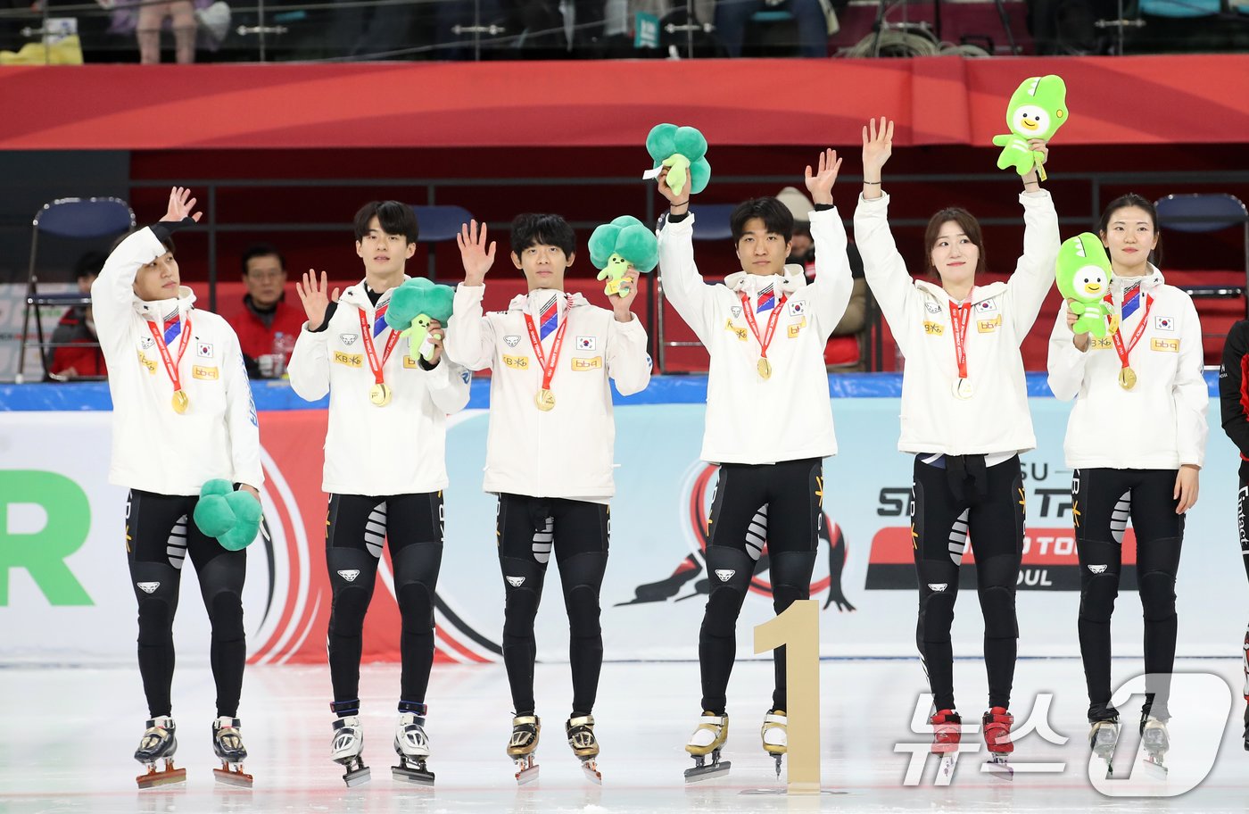 본문 이미지 - 15일 서울 양천구 목동 아이스링크에서 열린 &#39;KB금융-ISU 쇼트트랙 월드투어 서울 대회&#39; 혼성 계주 결승전에서 1위를 차지한 대한민국 대표팀이 팬들에게 인사하고 있다. 2024.12.15/뉴스1 ⓒ News1 이승배 기자