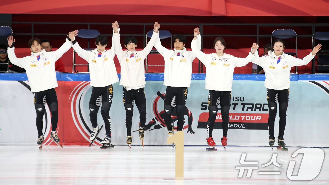 본문 이미지 - 15일 서울 양천구 목동 아이스링크에서 열린 &#39;KB금융-ISU 쇼트트랙 월드투어 서울 대회&#39; 혼성 계주 결승전에서 1위를 차지한 대한민국 대표팀이 팬들에게 인사하고 있다. 2024.12.15/뉴스1 ⓒ News1 이승배 기자