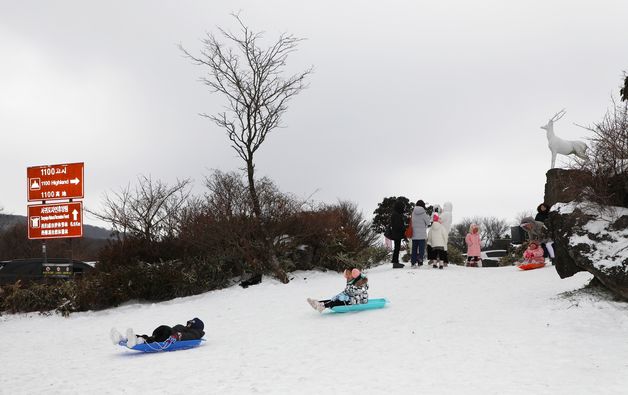 제주 한라산 대설특보…삼각봉에 6㎝ 눈 쌓여