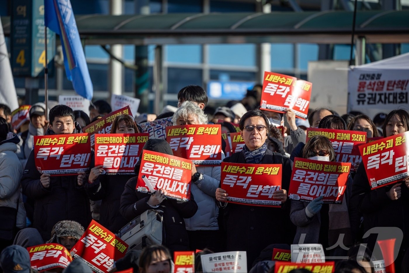  지난 8일 대전역 서광장에서 시민들이 윤석열 대통령에 대한 국회 탄핵 소추안 가결을 촉구하고 있다. &#40;대전촛불행진 제공&#41;