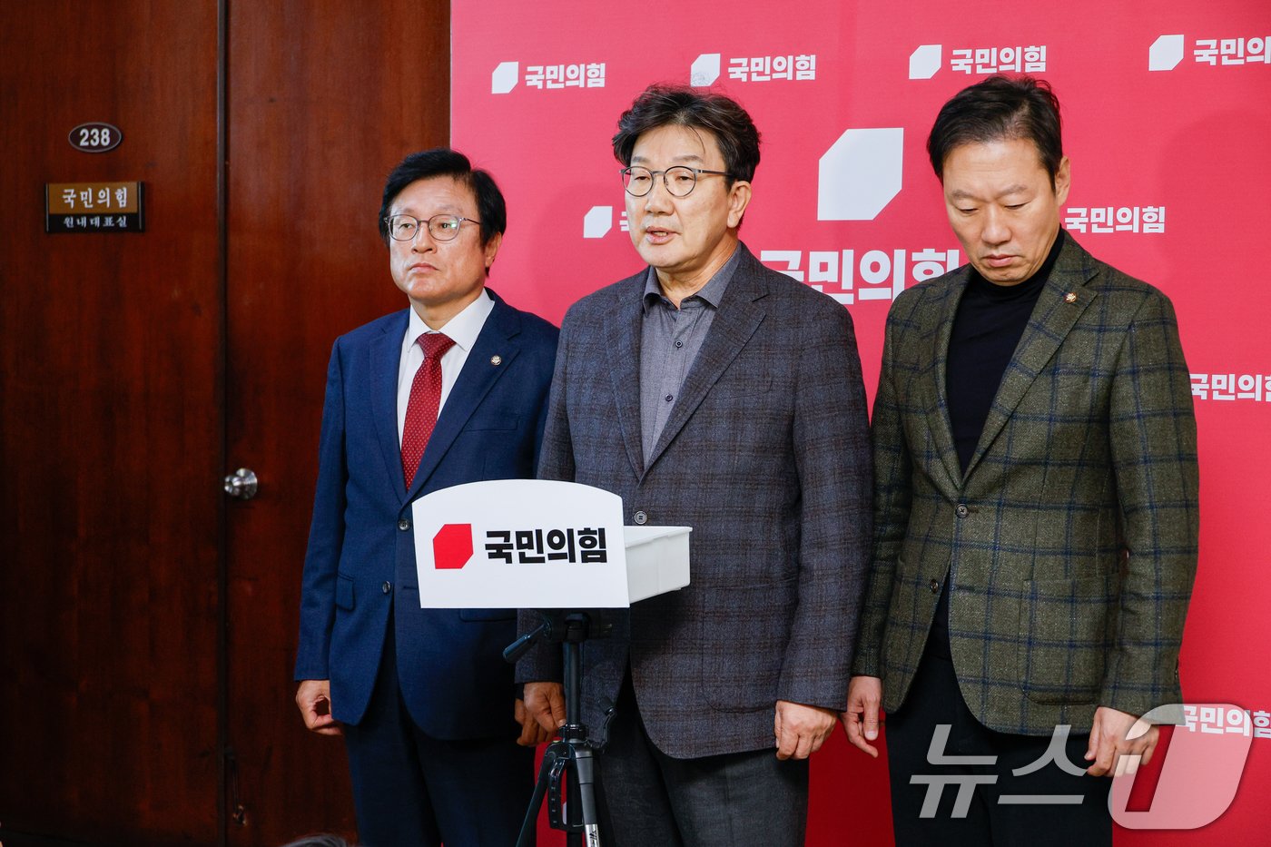 본문 이미지 - 권성동 국민의힘 원내대표가 15일 오후 서울 여의도 국회에서 취재진의 질문에 답하고 있다. 왼쪽부터 박형수 원내수석부대표, 권 원내대표, 박수민 원내대변인. 2024.12.15/뉴스1 ⓒ News1 안은나 기자