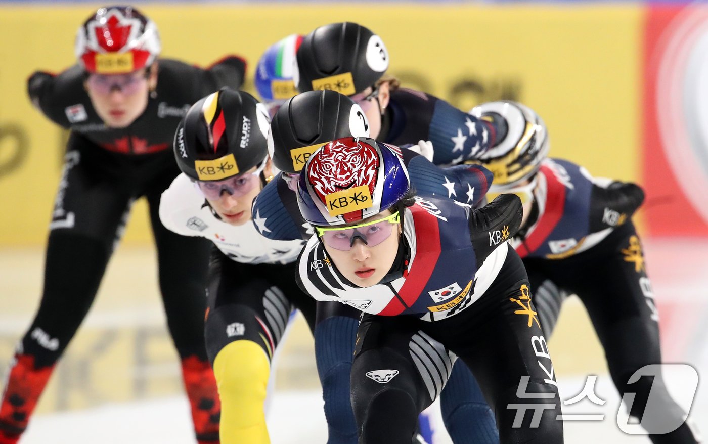 본문 이미지 - 15일 서울 양천구 목동 아이스링크에서 열린 &#39;KB금융-ISU 쇼트트랙 월드투어 서울 대회&#39; 여자 1,500m 결승에서 최민정이 역주하고 있다. 2024.12.15/뉴스1 ⓒ News1 이승배 기자