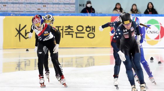 결승선 통과하는 최민정과 김길리 '각각 4위, 6위'