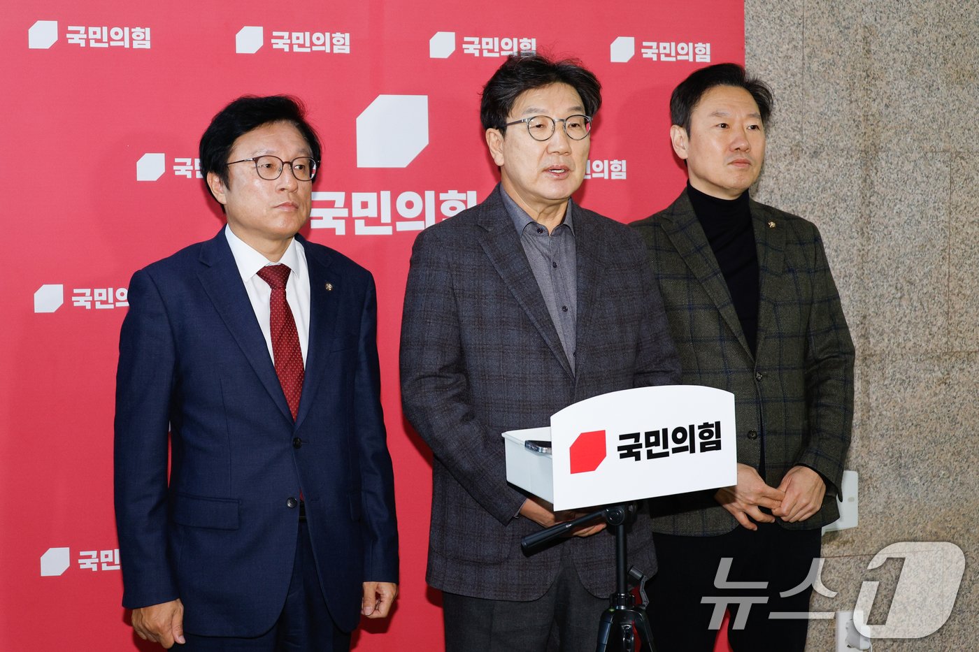 본문 이미지 - 권성동 국민의힘 원내대표가 15일 오후 서울 여의도 국회에서 취재진의 질문에 답하고 있다. 왼쪽부터 박형수 원내수석부대표, 권 원내대표, 박수민 원내대변인. 2024.12.15/뉴스1 ⓒ News1 안은나 기자