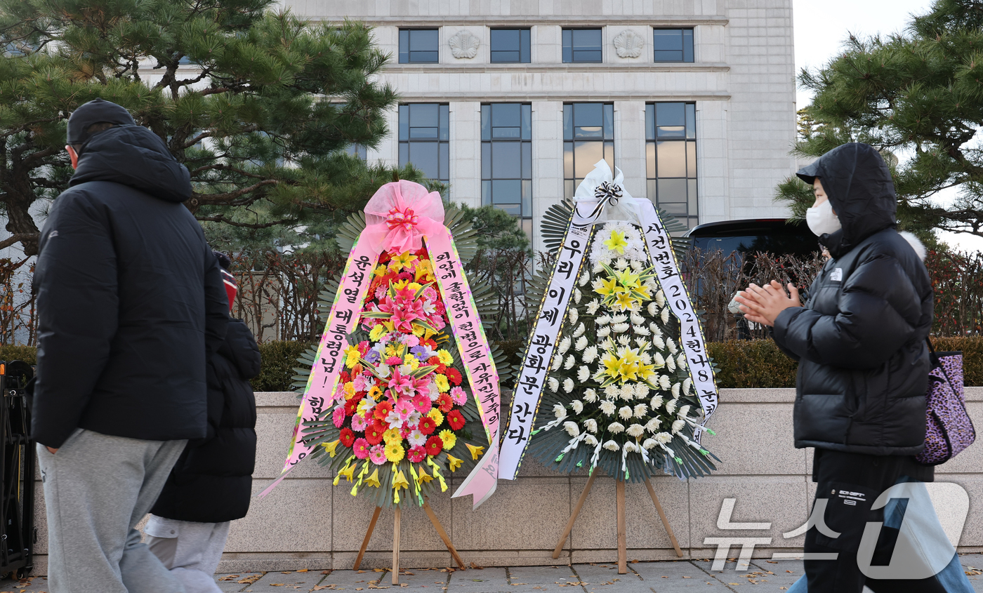 (서울=뉴스1) 송원영 기자 = 윤석열 대통령 탄핵소추안이 국회에서 가결되면서 공이 헌법재판소로 넘어왔다. 탄핵 사건이 접수되면 헌법재판소는 180일 내에 대통령 파면 여부를 결정 …