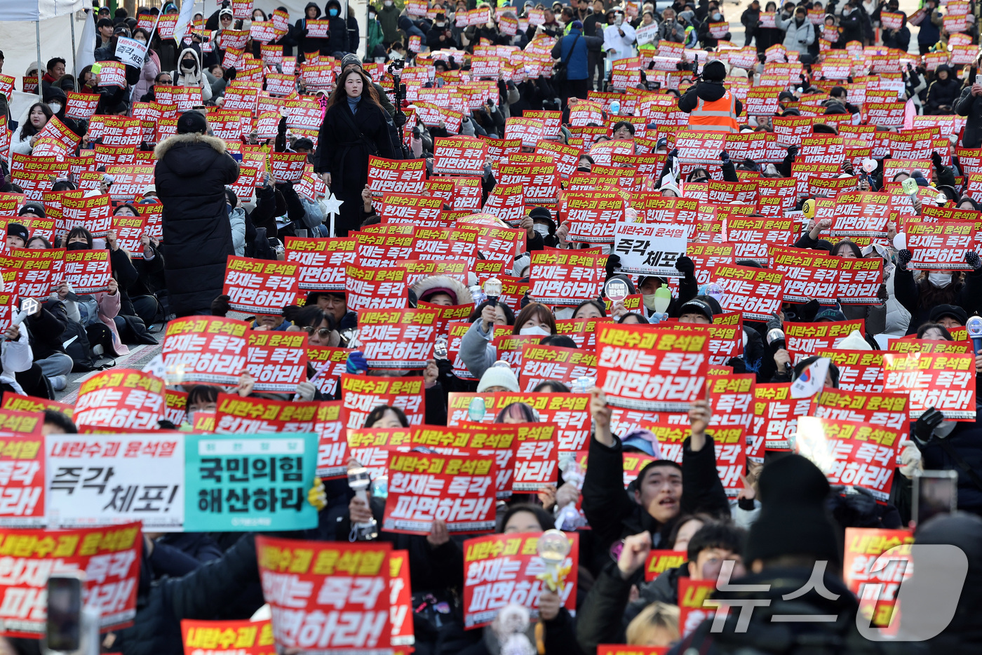 (서울=뉴스1) 이동해 기자 = 윤석열 대통령에 대한 탄핵소추안이 가결된 지 이틀째인 15일 서울 중구 서울시청 인근에서 촛불행동 회원들이 집회를 갖고 헌법재판소의 조속한 탄핵 심 …