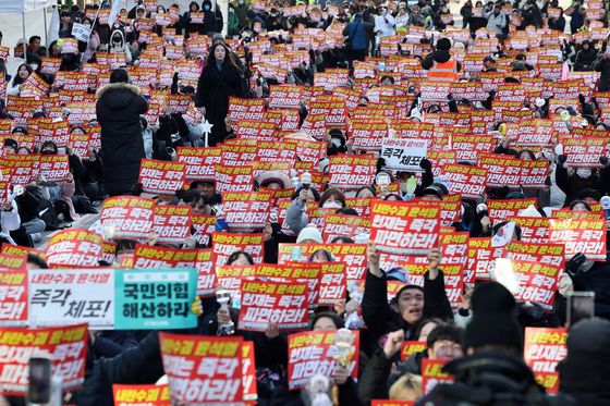 '尹탄핵'에 지역 숙원 '먹구름'…코스트코 익산점·사직구장 '비틀'