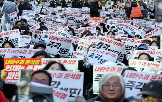 헌재·구치소 갈라진 탄핵 찬반 집회…촛불행동 "백골단 대표 고발"