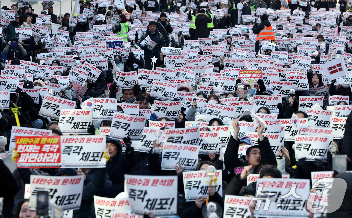 (서울=뉴스1) 이동해 기자 = 윤석열 대통령에 대한 탄핵소추안이 가결된 지 이틀째인 15일 서울 중구 서울시청 인근에서 촛불행동 회원들이 집회를 갖고 헌법재판소의 조속한 탄핵 심 …