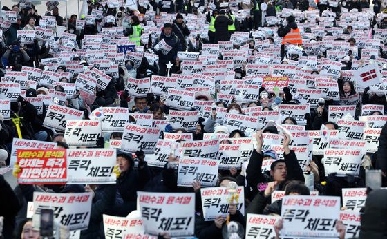 헌재 건너편 연일 '尹 파면' 집회…정문 앞은 '고요한' 이유