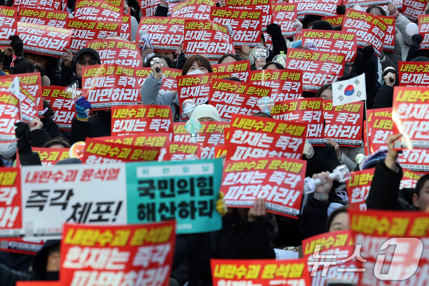 본문 이미지 - 윤석열 대통령에 대한 탄핵소추안이 가결된 지 이틀째인 15일 서울 중구 서울시청 인근에서 촛불행동 회원들이 집회를 갖고 헌법재판소의 조속한 탄핵 심판을 촉구하고 있다. 2024.12.15/뉴스1 ⓒ News1 이동해 기자