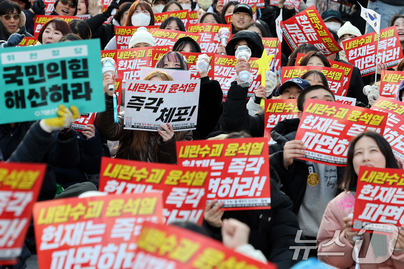 (서울=뉴스1) 이동해 기자 = 윤석열 대통령에 대한 탄핵소추안이 가결된 지 이틀째인 15일 서울 중구 서울시청 인근에서 촛불행동 회원들이 집회를 갖고 헌법재판소의 조속한 탄핵 심 …