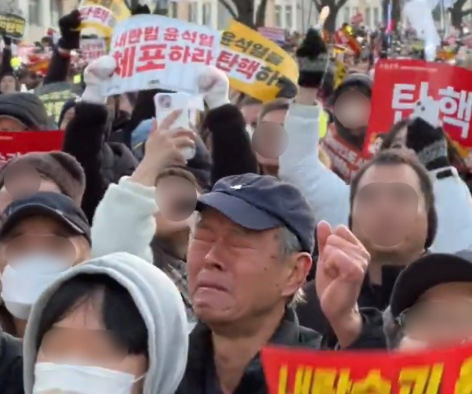 본문 이미지 - 지난 14일 윤석열 대통령 탄핵 촉구 집회에 참석한 이승방 씨(77). (엑스 갈무리)