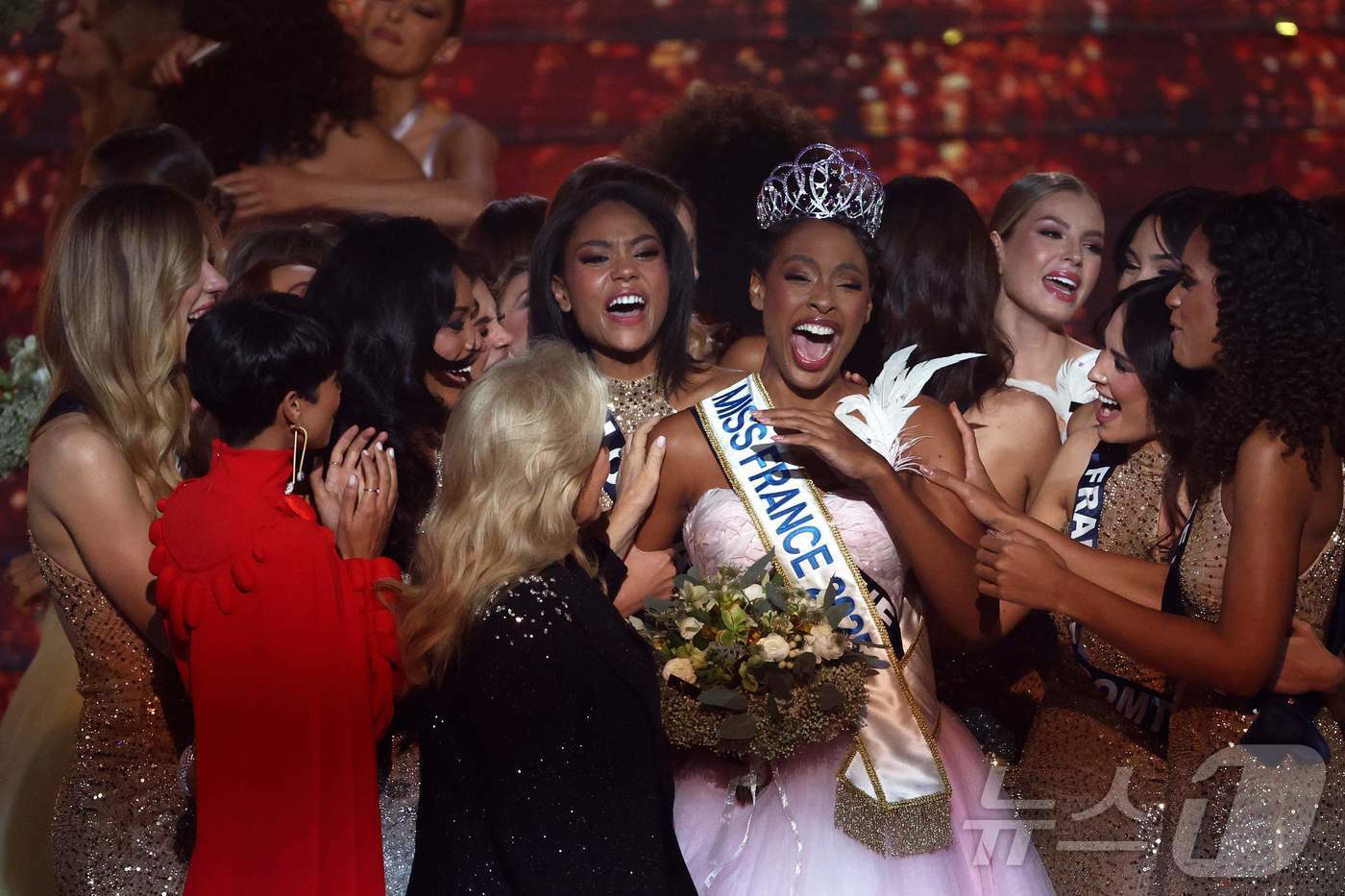 본문 이미지 - 14일(현지시간) 프랑스 미인대회 '미스 프랑스' 역대 최고령 우승자 안젤리크 앙가르니-필로폰(34)이 감격하고 있다. 2024.12.14/ ⓒ AFP=뉴스1 ⓒ News1 박재하 기자