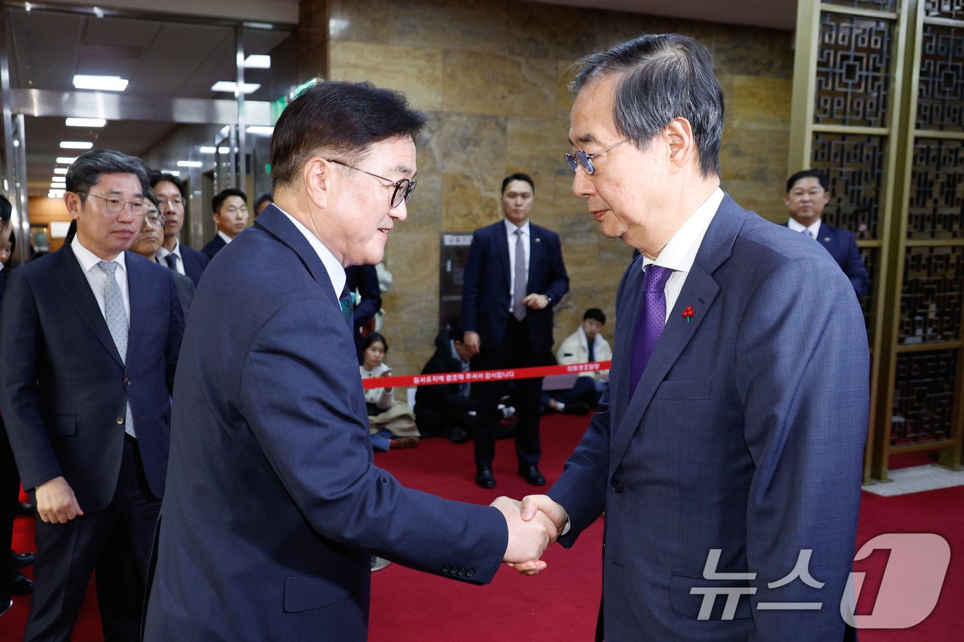 우원식 국회의장&#40;왼쪽&#41;이 15일 서울 여의도 국회에서 한덕수 대통령 권한대행 겸 국무총리를 접견하고 있다. 2024.12.15/뉴스1 ⓒ News1 안은나 기자