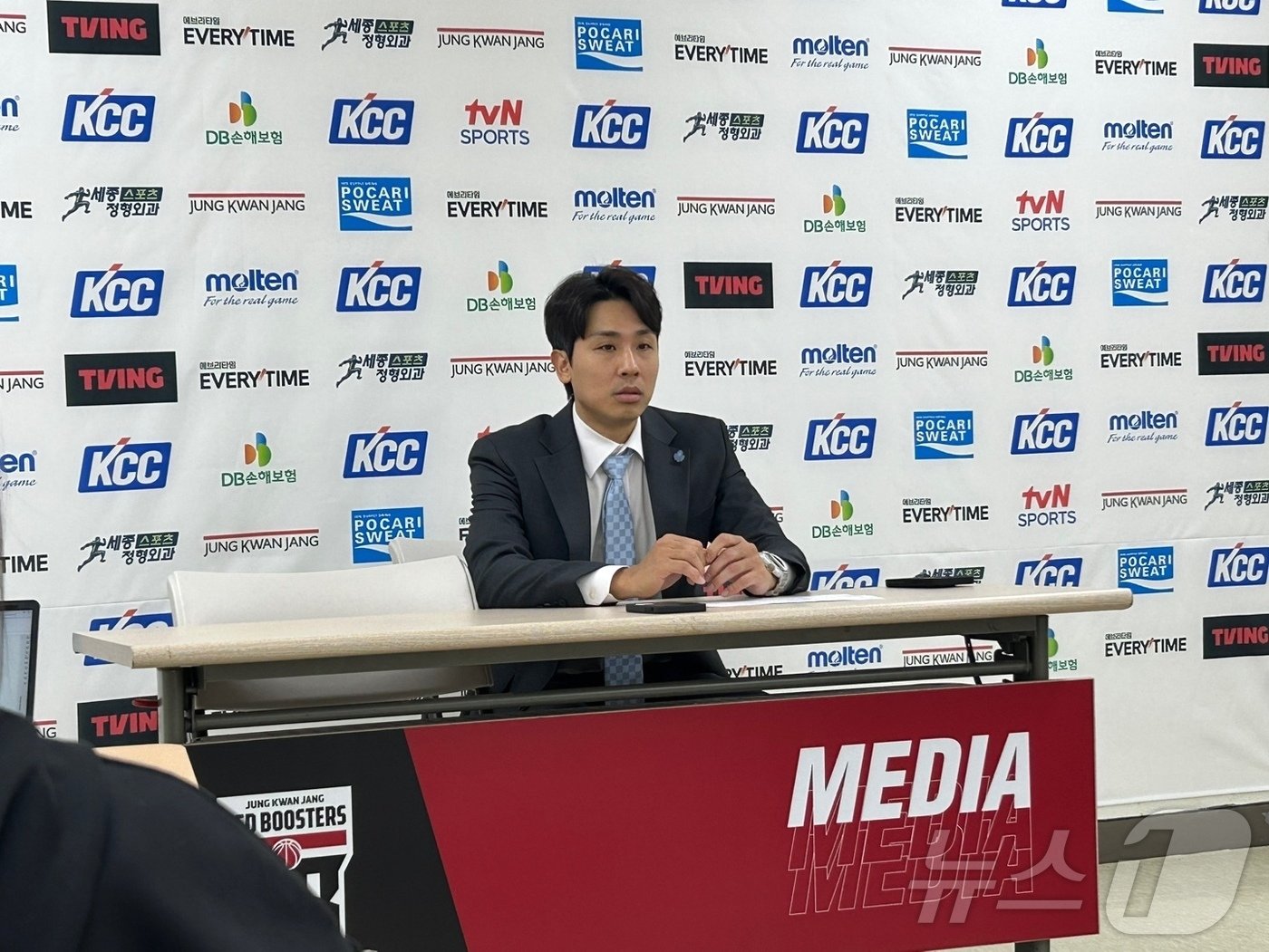 본문 이미지 -  15일 경기 안양 정관장 아레나에서 열린 2024-25 KCC 프로농구 정규리그에서 정관장에 패배 후 인터뷰를 하고 있는 고양 소노 김태술 감독. 2024.12.15/뉴스1 ⓒ News1 문대현 기자