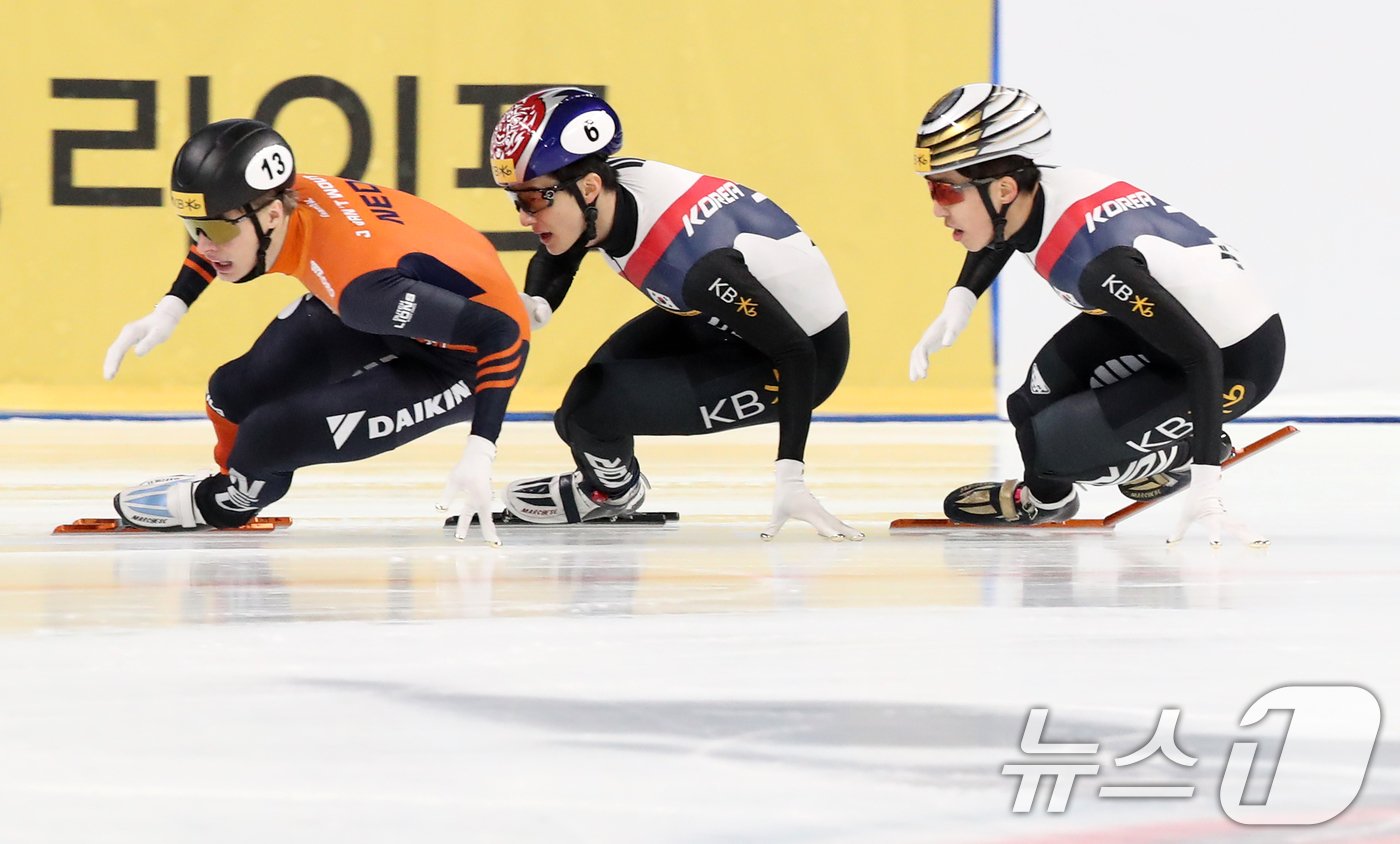 본문 이미지 - 15일 서울 양천구 목동 아이스링크에서 열린 &#39;KB금융-ISU 쇼트트랙 월드투어 서울 대회&#39; 남자 1,000m 결승에서 대한민국 장성우와 박지원이 역주하고 있다. 2024.12.15/뉴스1 ⓒ News1 이승배 기자