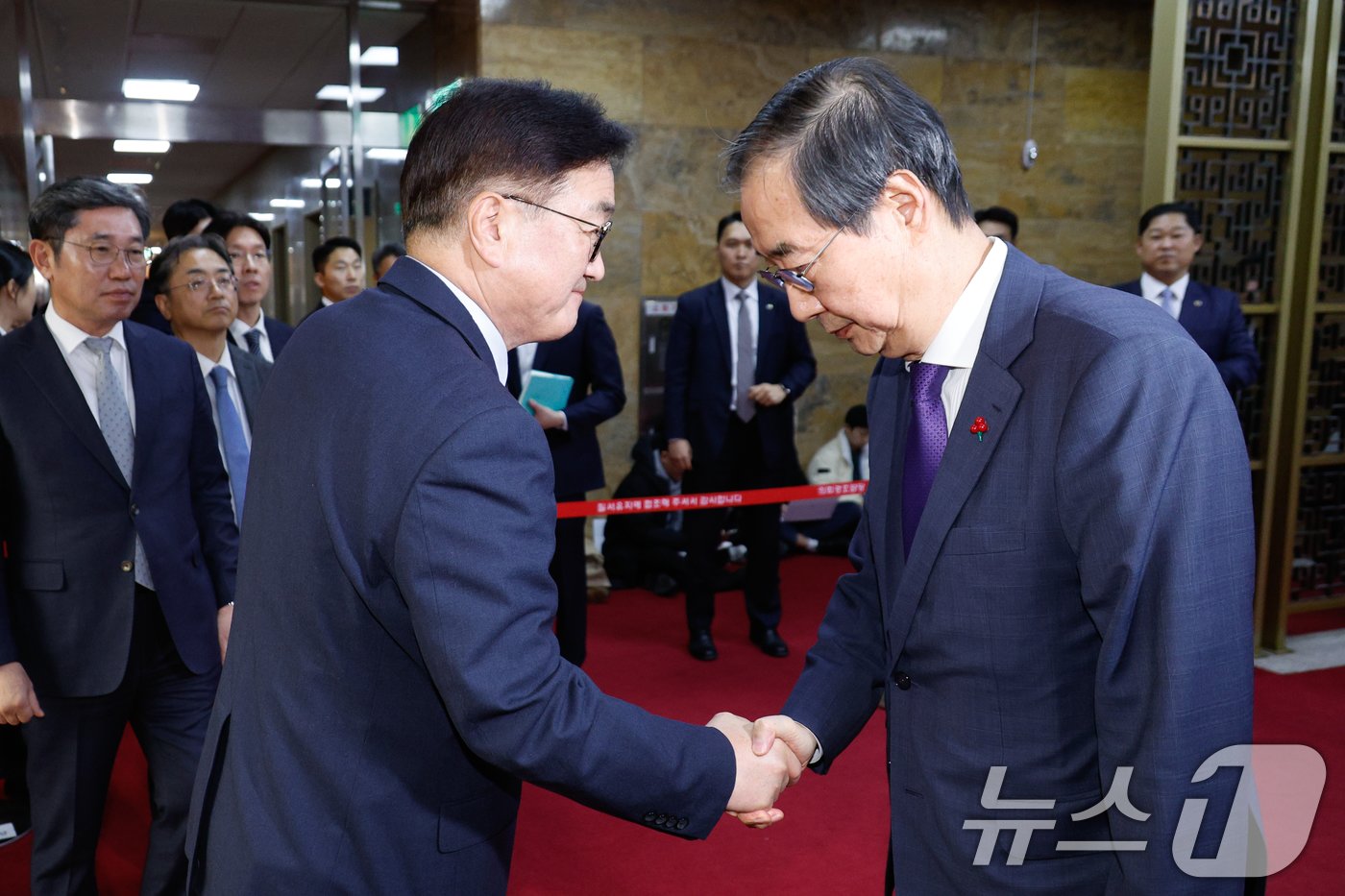 우원식 국회의장&#40;왼쪽&#41;이 15일 서울 여의도 국회에서 한덕수 대통령 권한대행 겸 국무총리를 접견하고 있다. 2024.12.15/뉴스1 ⓒ News1 안은나 기자